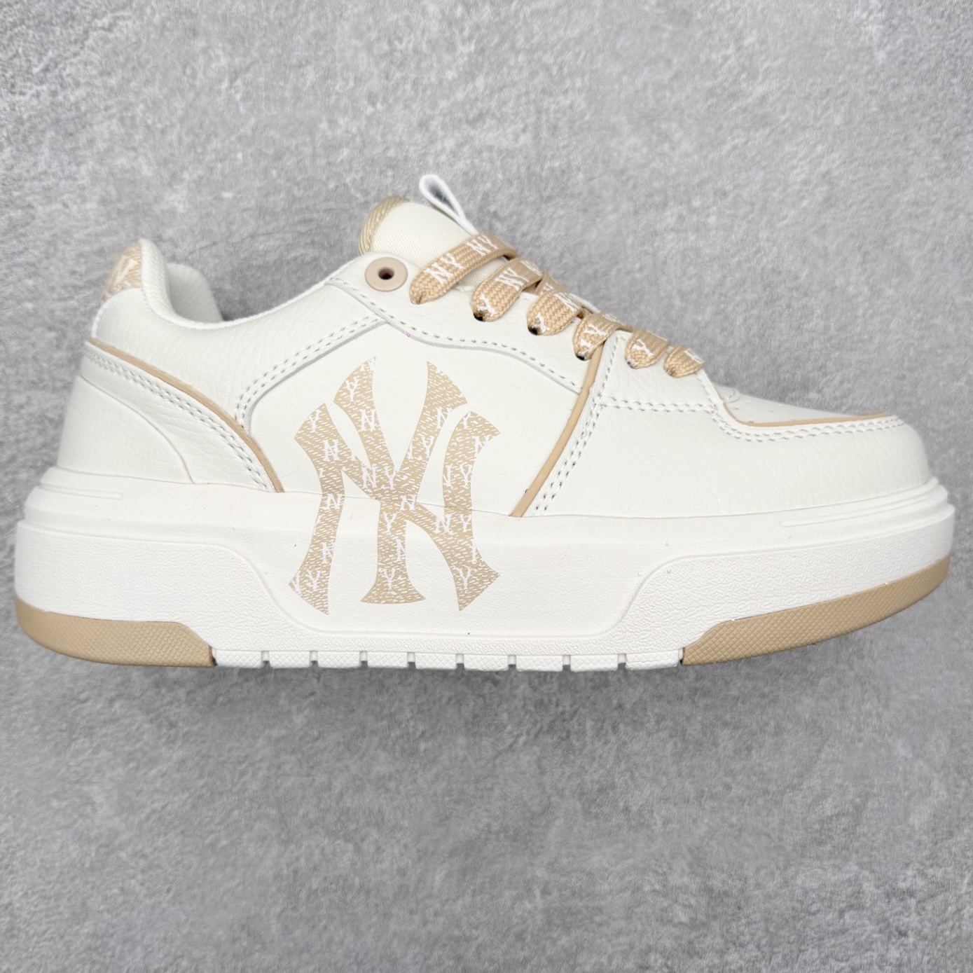 MLB Chunky Liner Basic 复古印花学长鞋系列低帮轻量增高厚底百搭休闲运动慢跑鞋板鞋 Korea韩国联名NY美国榄球纽约洋基队限定 韩国代购专供 全套原楦原纸板原厂数据开发 正确中底拉帮中底网布细节 平台代购专供 左脚内置芯片 韩国代购吊牌标贴 独家一比一RB+MD组合大底 高频后跟小人Logo精准对位立体饱满 正确网布加超迁鞋面 转印中底走线紧密 转印Logo工艺表层防刮不掉色 尺码：35 36 36.5 37.5 38 38.5 39 40 40.5 41 42 42.5 43 44 45-选品中心