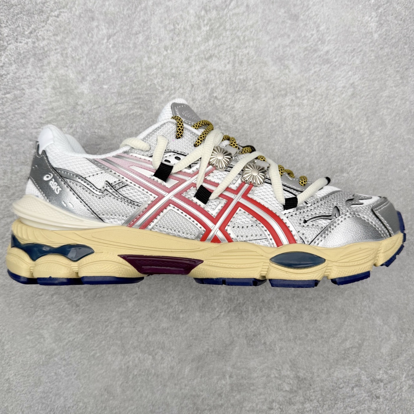 TOGA x ASICS Gel-Cumulus 16 TG 联名款舒适 低帮跑步鞋 男女同款 男女同款 ASICS（亚瑟士）是日本实业家鬼冢喜八郎创立的跑鞋运动品牌，名字想法源自著名的拉丁谚语“AnimaSana In Corpore Sano”，意为“健全的精神寓于强健的体魄”。正如其名字的含义，ASICS亚瑟士一直坚信保持身体的健康与活力是打造健康快乐的生活方式的最佳途径。亚瑟士的跑鞋、篮球鞋等系列集专业与美貌于一身，拥有极高的热度。2016年，ASICS在“2016年日本最佳全球品牌”排行榜名列第17名。尺码：36 37 37.5 38 39 39.5 40 40.5 41.5 42 42.5 43.5 44 45-选品中心