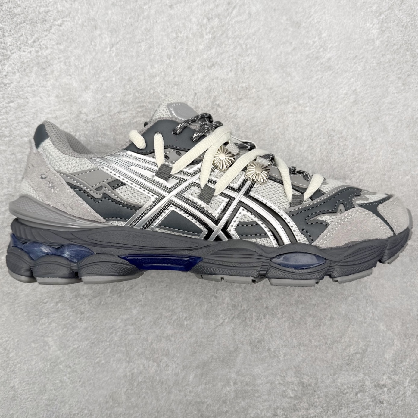 TOGA x ASICS Gel-Cumulus 16 TG 联名款舒适 低帮跑步鞋 男女同款 男女同款 ASICS（亚瑟士）是日本实业家鬼冢喜八郎创立的跑鞋运动品牌，名字想法源自著名的拉丁谚语“AnimaSana In Corpore Sano”，意为“健全的精神寓于强健的体魄”。正如其名字的含义，ASICS亚瑟士一直坚信保持身体的健康与活力是打造健康快乐的生活方式的最佳途径。亚瑟士的跑鞋、篮球鞋等系列集专业与美貌于一身，拥有极高的热度。2016年，ASICS在“2016年日本最佳全球品牌”排行榜名列第17名。尺码：36 37 37.5 38 39 39.5 40 40.5 41.5 42 42.5 43.5 44 45-选品中心