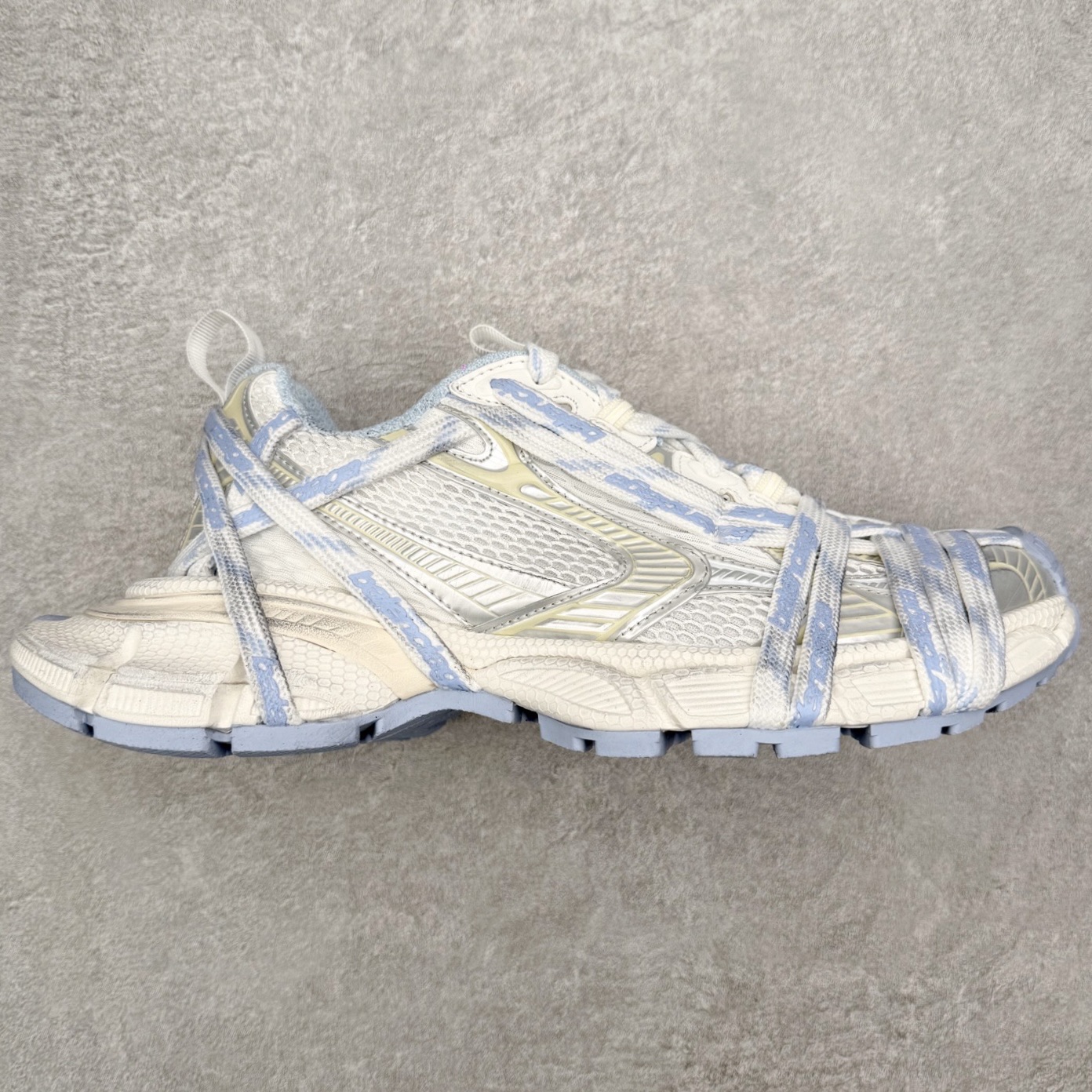 ＃VG零售版 BALENCIAGA 3XL Sneakers 巴黎世家十代网布系带低帮走秀复古老爹鞋 全套原纸板楦头开发 最原汁原味的灵魂版型 全鞋荧光划线卡点 胶水把控整洁度追求极致完美 每一双都是工艺品 多重QC质检 超越公司货的品控标准 实实在在的免检产品 原盒原配 正确字体电绣 粗细、位置、大小正确 侧边TPU 透气孔匹配意产原版 正确分离大底 TPU软底 原版一致大底LOGO 立体感十足 原厂皮料水洗做旧 采购原厂网纱 不含皮革 网布材料和聚氨酯 磨损效果 鞋头边缘和后帮 Balenciaga 徽标 鞋面和后跟凸印尺码 鞋舌 3XL 橡胶品牌标识和反光细节 鞋帮拉袢和鞋舌拉祥 配反光细节 备用鞋带在鞋履前侧 可在穿着前取下 便于不同造型搭配 正常尺码 尺码：35 36 37 38 39 40 41 42 43 44 45 46-选品中心