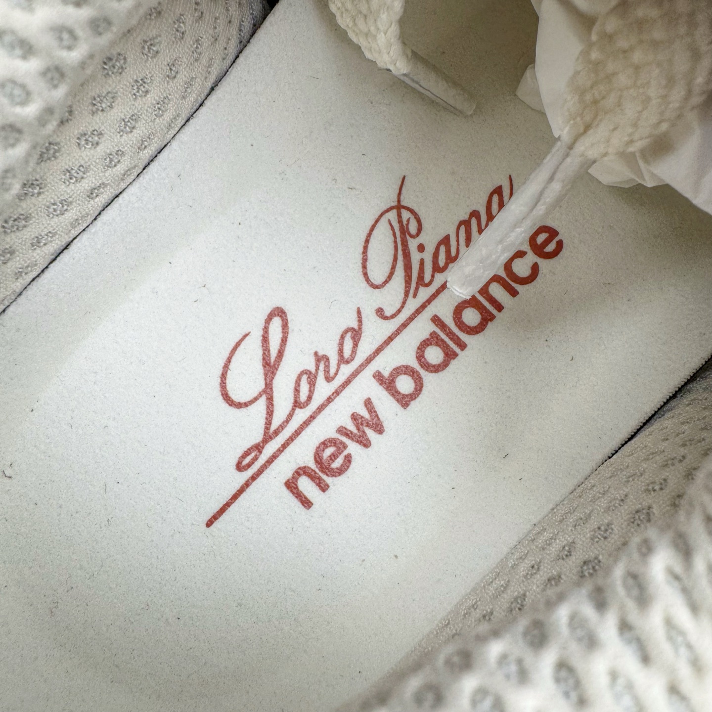 图片[12]-＃M纯原 Loro Piana x New Balance 新百伦NB990V6 第六代总统复古慢跑鞋 联名灰酒红 U990LO6 本次联名选择以美产990V6鞋型为蓝本，鞋面由奶油色和灰褐色拼接打造，N字Logo、鞋底、以及鞋舌处加入了Loro Piana经典的勃艮第红勾勒。鞋舌标签上印有\\\”Loro Piana\\\”标识，彰显特殊身份，整体颜值不俗。材质方面也主打一个奢华，采用针织网眼和升级版优质麂皮打造，并且融入了 Loro Piana 标志性的 Pecora Nera 羊毛，后跟和鞋底搭载ENCAP和 FuelCell缓冲技术，上脚舒适度得以保证，确实是史上最奢华的一双990V6联名了。原盒原配 正确3M反光细节 原楦原纸版开发 正确6层组合底模精密开发 后跟透明TPU水晶装饰条稳固 沿用了引以为傲的跑鞋手工技艺 采用猪皮绒面并包裹局部透气网面的鞋身设计 菱网鞋舌上刻有New Balance USA 鞋面依旧身着经典的大热之灰 彰显了其高端的品质身份 尺码：36 37 37.5 38 38.5 39 40 40.5 41.5 42 42.5 43 44 44.5 45 46.5-选品中心