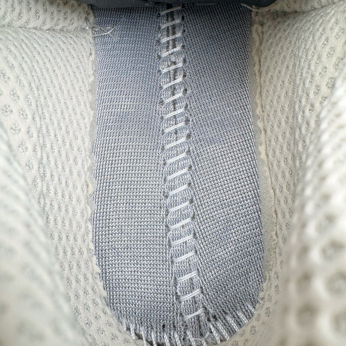 图片[10]-＃M纯原 Loro Piana x New Balance 新百伦NB990V6 第六代总统复古慢跑鞋 联名灰酒红 U990LO6 本次联名选择以美产990V6鞋型为蓝本，鞋面由奶油色和灰褐色拼接打造，N字Logo、鞋底、以及鞋舌处加入了Loro Piana经典的勃艮第红勾勒。鞋舌标签上印有\\\”Loro Piana\\\”标识，彰显特殊身份，整体颜值不俗。材质方面也主打一个奢华，采用针织网眼和升级版优质麂皮打造，并且融入了 Loro Piana 标志性的 Pecora Nera 羊毛，后跟和鞋底搭载ENCAP和 FuelCell缓冲技术，上脚舒适度得以保证，确实是史上最奢华的一双990V6联名了。原盒原配 正确3M反光细节 原楦原纸版开发 正确6层组合底模精密开发 后跟透明TPU水晶装饰条稳固 沿用了引以为傲的跑鞋手工技艺 采用猪皮绒面并包裹局部透气网面的鞋身设计 菱网鞋舌上刻有New Balance USA 鞋面依旧身着经典的大热之灰 彰显了其高端的品质身份 尺码：36 37 37.5 38 38.5 39 40 40.5 41.5 42 42.5 43 44 44.5 45 46.5-选品中心