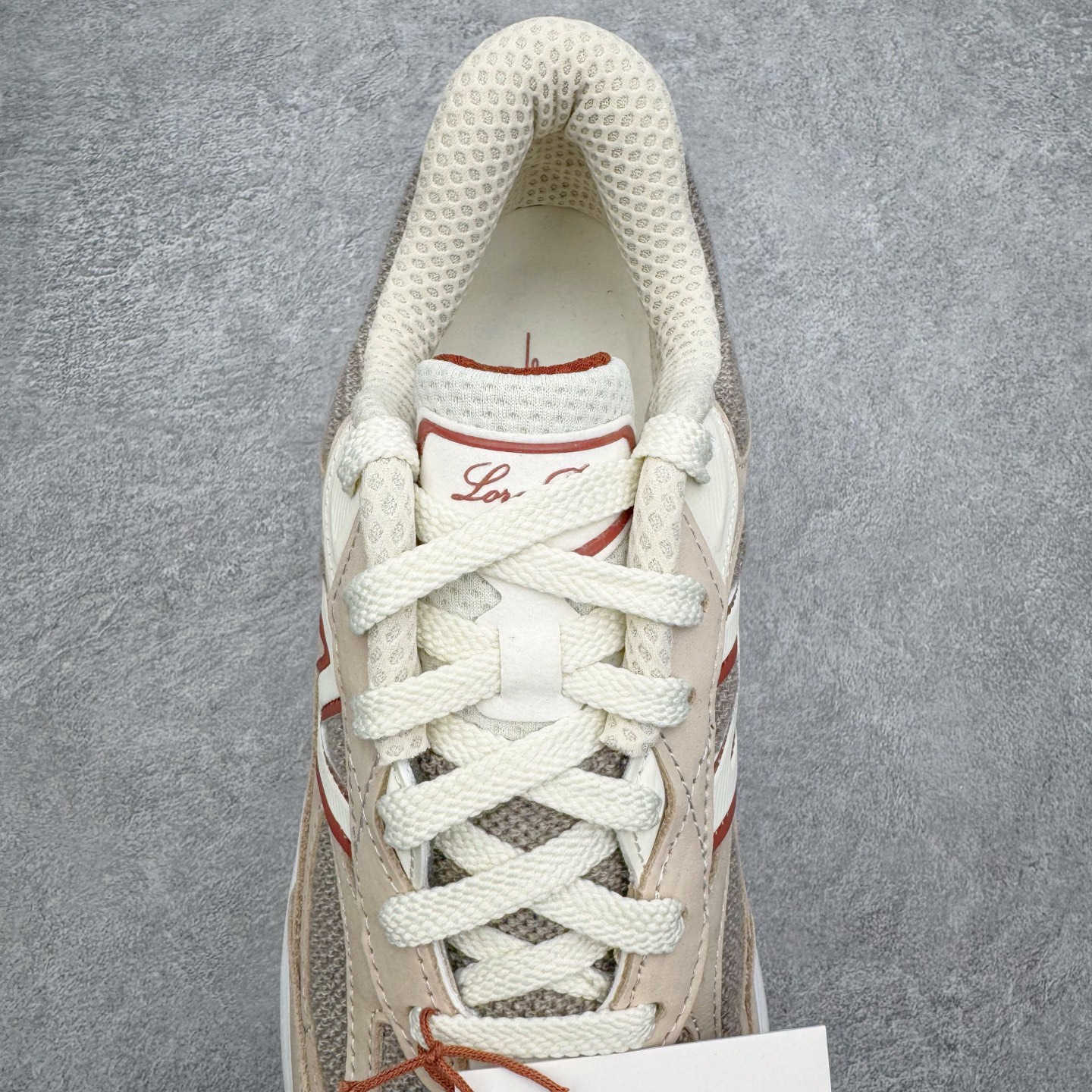 图片[5]-＃M纯原 Loro Piana x New Balance 新百伦NB990V6 第六代总统复古慢跑鞋 联名灰酒红 U990LO6 本次联名选择以美产990V6鞋型为蓝本，鞋面由奶油色和灰褐色拼接打造，N字Logo、鞋底、以及鞋舌处加入了Loro Piana经典的勃艮第红勾勒。鞋舌标签上印有\\\”Loro Piana\\\”标识，彰显特殊身份，整体颜值不俗。材质方面也主打一个奢华，采用针织网眼和升级版优质麂皮打造，并且融入了 Loro Piana 标志性的 Pecora Nera 羊毛，后跟和鞋底搭载ENCAP和 FuelCell缓冲技术，上脚舒适度得以保证，确实是史上最奢华的一双990V6联名了。原盒原配 正确3M反光细节 原楦原纸版开发 正确6层组合底模精密开发 后跟透明TPU水晶装饰条稳固 沿用了引以为傲的跑鞋手工技艺 采用猪皮绒面并包裹局部透气网面的鞋身设计 菱网鞋舌上刻有New Balance USA 鞋面依旧身着经典的大热之灰 彰显了其高端的品质身份 尺码：36 37 37.5 38 38.5 39 40 40.5 41.5 42 42.5 43 44 44.5 45 46.5-选品中心