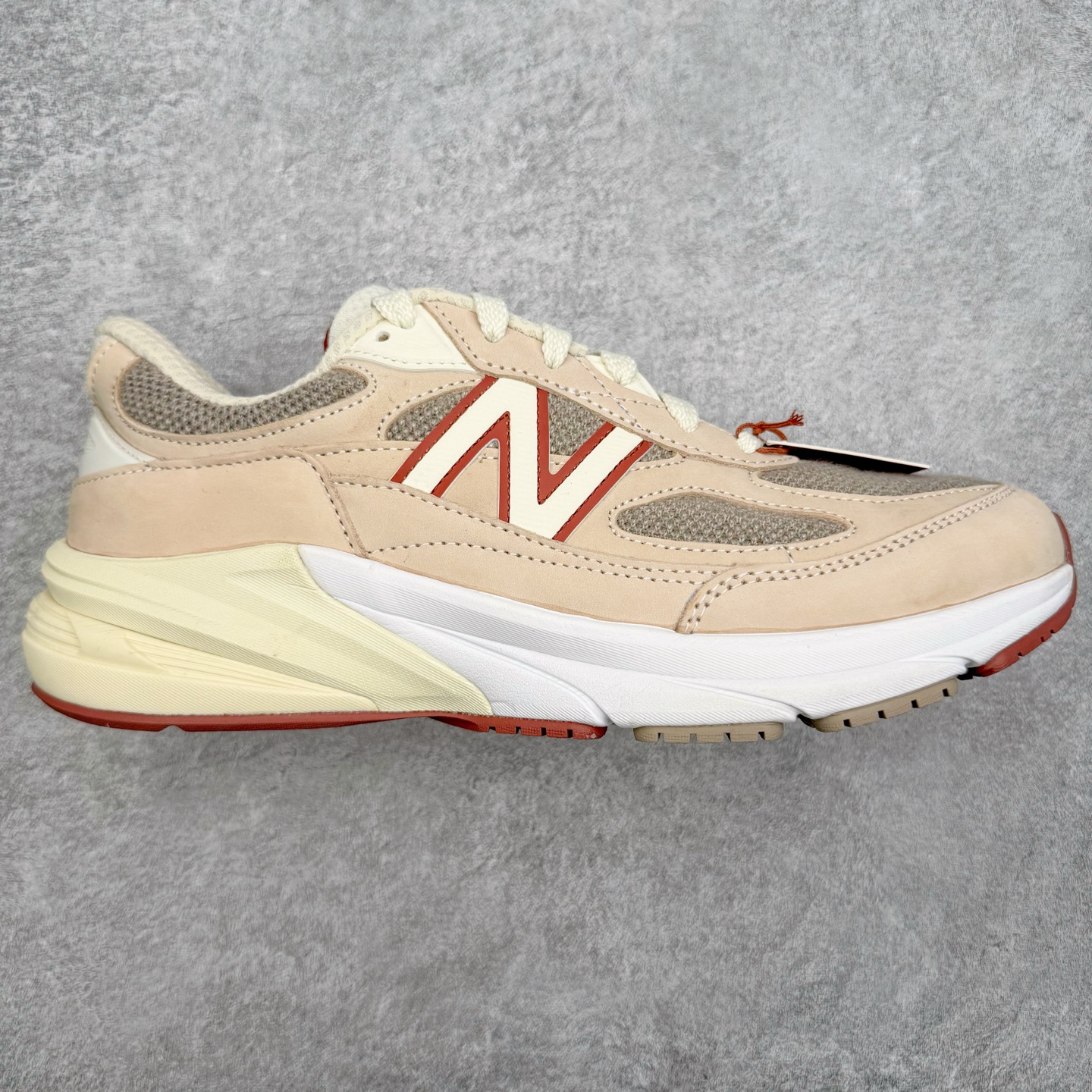 ＃M纯原 Loro Piana x New Balance 新百伦NB990V6 第六代总统复古慢跑鞋 联名灰酒红 U990LO6 本次联名选择以美产990V6鞋型为蓝本，鞋面由奶油色和灰褐色拼接打造，N字Logo、鞋底、以及鞋舌处加入了Loro Piana经典的勃艮第红勾勒。鞋舌标签上印有\\\