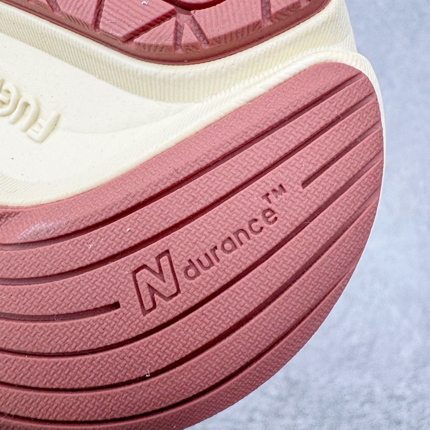 图片[19]-＃M纯原 Loro Piana x New Balance 新百伦NB990V6 第六代总统复古慢跑鞋 联名灰酒红 U990LO6 本次联名选择以美产990V6鞋型为蓝本，鞋面由奶油色和灰褐色拼接打造，N字Logo、鞋底、以及鞋舌处加入了Loro Piana经典的勃艮第红勾勒。鞋舌标签上印有\\\”Loro Piana\\\”标识，彰显特殊身份，整体颜值不俗。材质方面也主打一个奢华，采用针织网眼和升级版优质麂皮打造，并且融入了 Loro Piana 标志性的 Pecora Nera 羊毛，后跟和鞋底搭载ENCAP和 FuelCell缓冲技术，上脚舒适度得以保证，确实是史上最奢华的一双990V6联名了。原盒原配 正确3M反光细节 原楦原纸版开发 正确6层组合底模精密开发 后跟透明TPU水晶装饰条稳固 沿用了引以为傲的跑鞋手工技艺 采用猪皮绒面并包裹局部透气网面的鞋身设计 菱网鞋舌上刻有New Balance USA 鞋面依旧身着经典的大热之灰 彰显了其高端的品质身份 尺码：36 37 37.5 38 38.5 39 40 40.5 41.5 42 42.5 43 44 44.5 45 46.5-选品中心