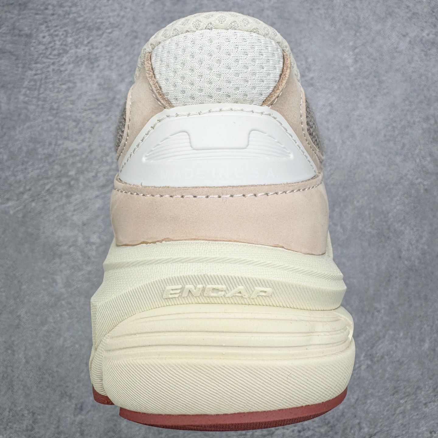 图片[8]-＃M纯原 Loro Piana x New Balance 新百伦NB990V6 第六代总统复古慢跑鞋 联名灰酒红 U990LO6 本次联名选择以美产990V6鞋型为蓝本，鞋面由奶油色和灰褐色拼接打造，N字Logo、鞋底、以及鞋舌处加入了Loro Piana经典的勃艮第红勾勒。鞋舌标签上印有\\\”Loro Piana\\\”标识，彰显特殊身份，整体颜值不俗。材质方面也主打一个奢华，采用针织网眼和升级版优质麂皮打造，并且融入了 Loro Piana 标志性的 Pecora Nera 羊毛，后跟和鞋底搭载ENCAP和 FuelCell缓冲技术，上脚舒适度得以保证，确实是史上最奢华的一双990V6联名了。原盒原配 正确3M反光细节 原楦原纸版开发 正确6层组合底模精密开发 后跟透明TPU水晶装饰条稳固 沿用了引以为傲的跑鞋手工技艺 采用猪皮绒面并包裹局部透气网面的鞋身设计 菱网鞋舌上刻有New Balance USA 鞋面依旧身着经典的大热之灰 彰显了其高端的品质身份 尺码：36 37 37.5 38 38.5 39 40 40.5 41.5 42 42.5 43 44 44.5 45 46.5-选品中心