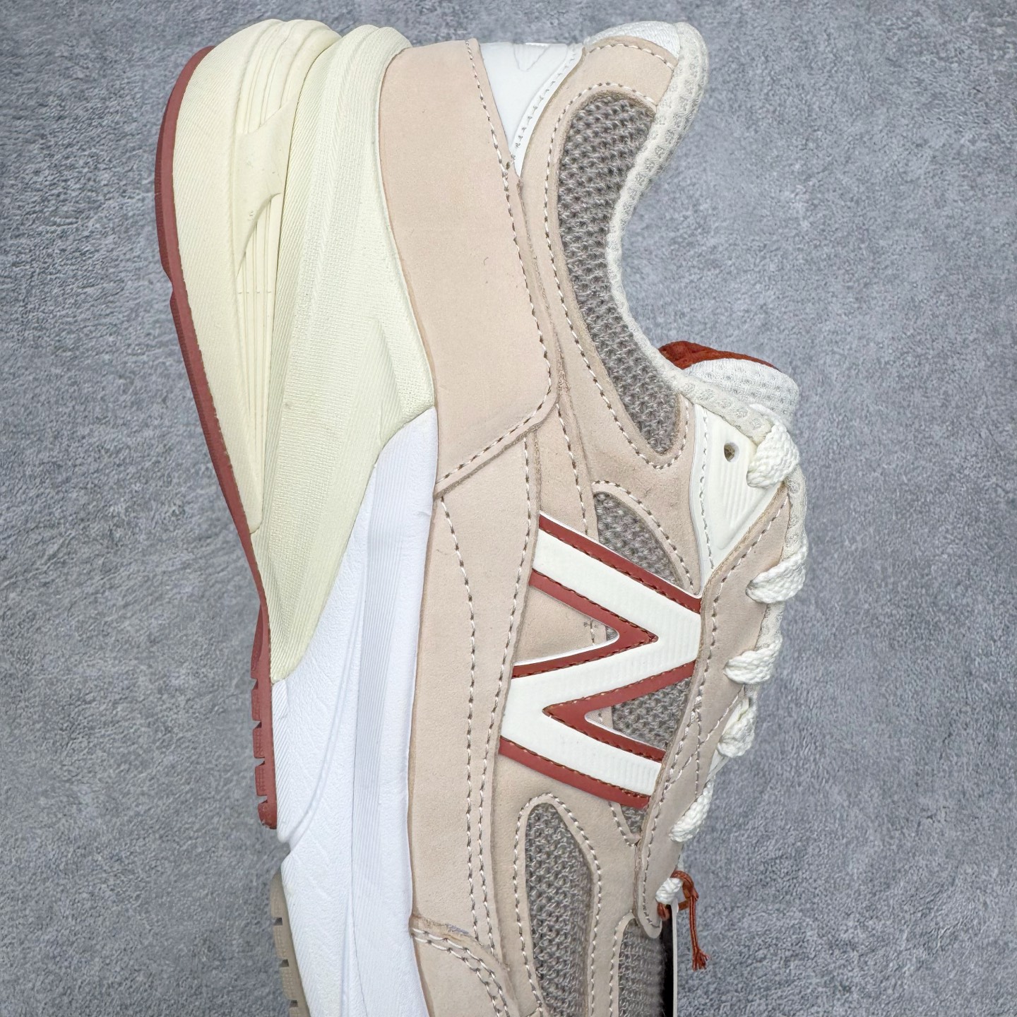 图片[6]-＃M纯原 Loro Piana x New Balance 新百伦NB990V6 第六代总统复古慢跑鞋 联名灰酒红 U990LO6 本次联名选择以美产990V6鞋型为蓝本，鞋面由奶油色和灰褐色拼接打造，N字Logo、鞋底、以及鞋舌处加入了Loro Piana经典的勃艮第红勾勒。鞋舌标签上印有\\\”Loro Piana\\\”标识，彰显特殊身份，整体颜值不俗。材质方面也主打一个奢华，采用针织网眼和升级版优质麂皮打造，并且融入了 Loro Piana 标志性的 Pecora Nera 羊毛，后跟和鞋底搭载ENCAP和 FuelCell缓冲技术，上脚舒适度得以保证，确实是史上最奢华的一双990V6联名了。原盒原配 正确3M反光细节 原楦原纸版开发 正确6层组合底模精密开发 后跟透明TPU水晶装饰条稳固 沿用了引以为傲的跑鞋手工技艺 采用猪皮绒面并包裹局部透气网面的鞋身设计 菱网鞋舌上刻有New Balance USA 鞋面依旧身着经典的大热之灰 彰显了其高端的品质身份 尺码：36 37 37.5 38 38.5 39 40 40.5 41.5 42 42.5 43 44 44.5 45 46.5-选品中心