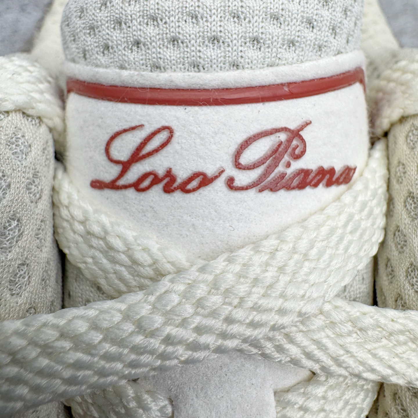 图片[13]-＃M纯原 Loro Piana x New Balance 新百伦NB990V6 第六代总统复古慢跑鞋 联名灰酒红 U990LO6 本次联名选择以美产990V6鞋型为蓝本，鞋面由奶油色和灰褐色拼接打造，N字Logo、鞋底、以及鞋舌处加入了Loro Piana经典的勃艮第红勾勒。鞋舌标签上印有\\\”Loro Piana\\\”标识，彰显特殊身份，整体颜值不俗。材质方面也主打一个奢华，采用针织网眼和升级版优质麂皮打造，并且融入了 Loro Piana 标志性的 Pecora Nera 羊毛，后跟和鞋底搭载ENCAP和 FuelCell缓冲技术，上脚舒适度得以保证，确实是史上最奢华的一双990V6联名了。原盒原配 正确3M反光细节 原楦原纸版开发 正确6层组合底模精密开发 后跟透明TPU水晶装饰条稳固 沿用了引以为傲的跑鞋手工技艺 采用猪皮绒面并包裹局部透气网面的鞋身设计 菱网鞋舌上刻有New Balance USA 鞋面依旧身着经典的大热之灰 彰显了其高端的品质身份 尺码：36 37 37.5 38 38.5 39 40 40.5 41.5 42 42.5 43 44 44.5 45 46.5-选品中心