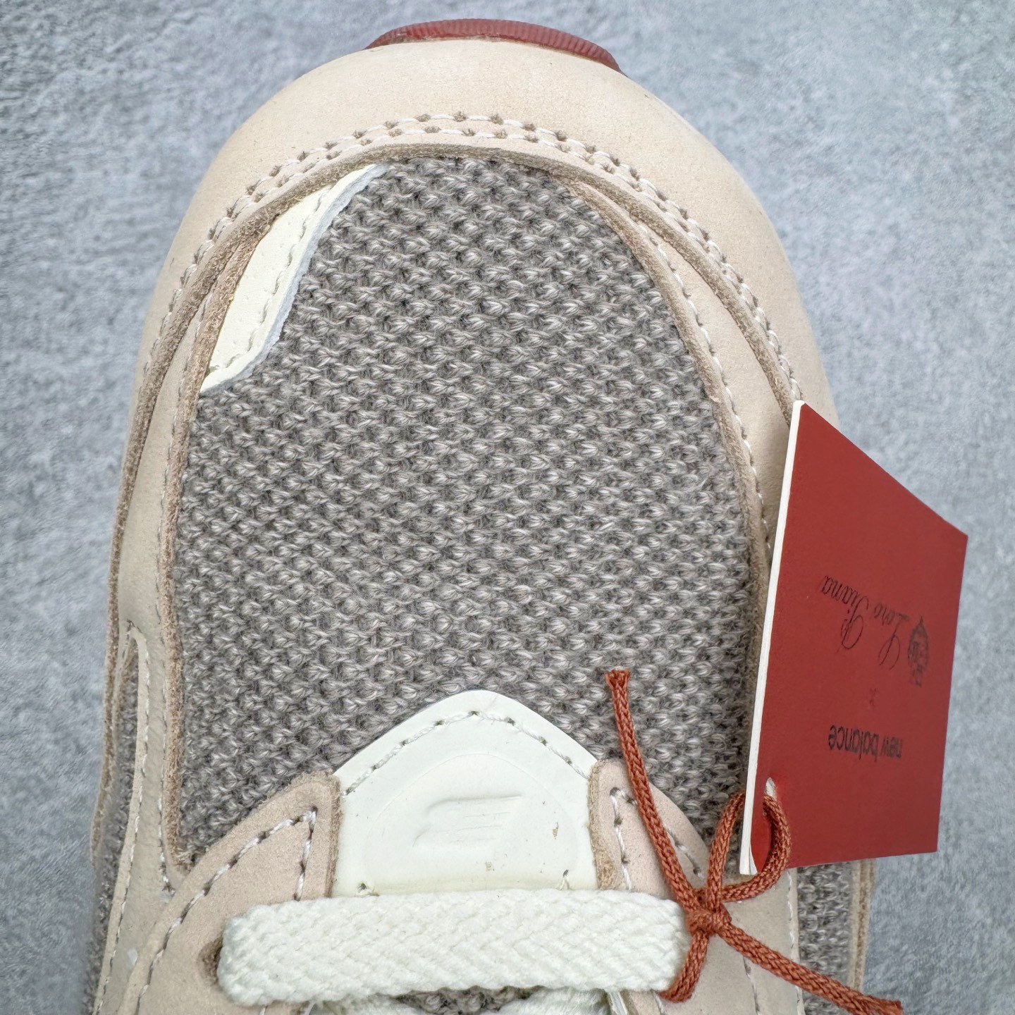 图片[14]-＃M纯原 Loro Piana x New Balance 新百伦NB990V6 第六代总统复古慢跑鞋 联名灰酒红 U990LO6 本次联名选择以美产990V6鞋型为蓝本，鞋面由奶油色和灰褐色拼接打造，N字Logo、鞋底、以及鞋舌处加入了Loro Piana经典的勃艮第红勾勒。鞋舌标签上印有\\\”Loro Piana\\\”标识，彰显特殊身份，整体颜值不俗。材质方面也主打一个奢华，采用针织网眼和升级版优质麂皮打造，并且融入了 Loro Piana 标志性的 Pecora Nera 羊毛，后跟和鞋底搭载ENCAP和 FuelCell缓冲技术，上脚舒适度得以保证，确实是史上最奢华的一双990V6联名了。原盒原配 正确3M反光细节 原楦原纸版开发 正确6层组合底模精密开发 后跟透明TPU水晶装饰条稳固 沿用了引以为傲的跑鞋手工技艺 采用猪皮绒面并包裹局部透气网面的鞋身设计 菱网鞋舌上刻有New Balance USA 鞋面依旧身着经典的大热之灰 彰显了其高端的品质身份 尺码：36 37 37.5 38 38.5 39 40 40.5 41.5 42 42.5 43 44 44.5 45 46.5-选品中心