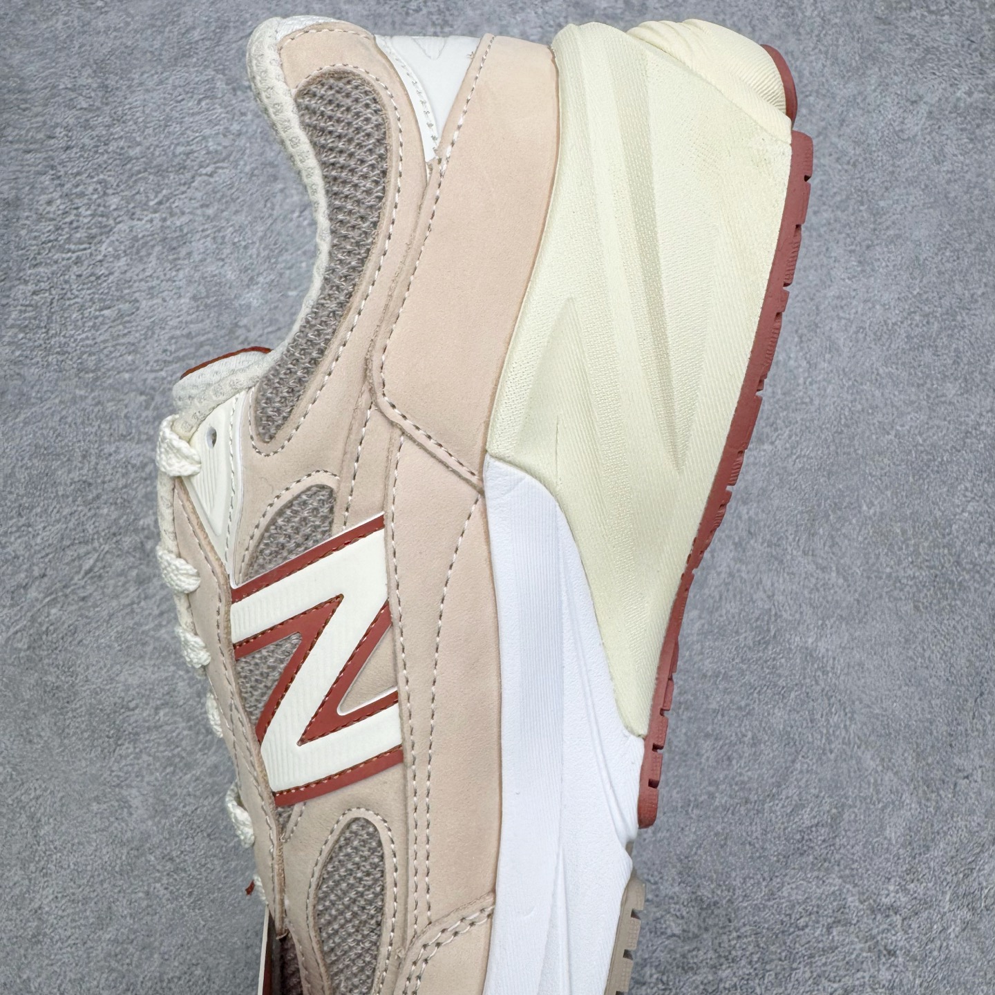 图片[7]-＃M纯原 Loro Piana x New Balance 新百伦NB990V6 第六代总统复古慢跑鞋 联名灰酒红 U990LO6 本次联名选择以美产990V6鞋型为蓝本，鞋面由奶油色和灰褐色拼接打造，N字Logo、鞋底、以及鞋舌处加入了Loro Piana经典的勃艮第红勾勒。鞋舌标签上印有\\\”Loro Piana\\\”标识，彰显特殊身份，整体颜值不俗。材质方面也主打一个奢华，采用针织网眼和升级版优质麂皮打造，并且融入了 Loro Piana 标志性的 Pecora Nera 羊毛，后跟和鞋底搭载ENCAP和 FuelCell缓冲技术，上脚舒适度得以保证，确实是史上最奢华的一双990V6联名了。原盒原配 正确3M反光细节 原楦原纸版开发 正确6层组合底模精密开发 后跟透明TPU水晶装饰条稳固 沿用了引以为傲的跑鞋手工技艺 采用猪皮绒面并包裹局部透气网面的鞋身设计 菱网鞋舌上刻有New Balance USA 鞋面依旧身着经典的大热之灰 彰显了其高端的品质身份 尺码：36 37 37.5 38 38.5 39 40 40.5 41.5 42 42.5 43 44 44.5 45 46.5-选品中心