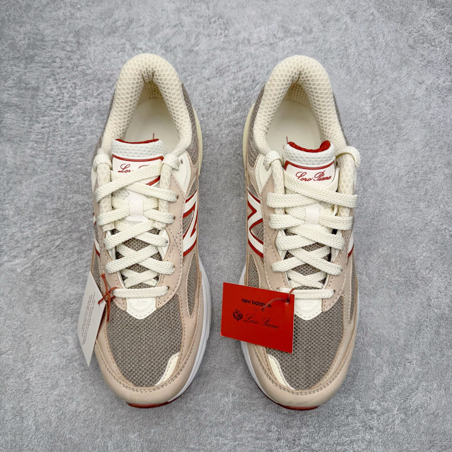 图片[2]-＃M纯原 Loro Piana x New Balance 新百伦NB990V6 第六代总统复古慢跑鞋 联名灰酒红 U990LO6 本次联名选择以美产990V6鞋型为蓝本，鞋面由奶油色和灰褐色拼接打造，N字Logo、鞋底、以及鞋舌处加入了Loro Piana经典的勃艮第红勾勒。鞋舌标签上印有\\\”Loro Piana\\\”标识，彰显特殊身份，整体颜值不俗。材质方面也主打一个奢华，采用针织网眼和升级版优质麂皮打造，并且融入了 Loro Piana 标志性的 Pecora Nera 羊毛，后跟和鞋底搭载ENCAP和 FuelCell缓冲技术，上脚舒适度得以保证，确实是史上最奢华的一双990V6联名了。原盒原配 正确3M反光细节 原楦原纸版开发 正确6层组合底模精密开发 后跟透明TPU水晶装饰条稳固 沿用了引以为傲的跑鞋手工技艺 采用猪皮绒面并包裹局部透气网面的鞋身设计 菱网鞋舌上刻有New Balance USA 鞋面依旧身着经典的大热之灰 彰显了其高端的品质身份 尺码：36 37 37.5 38 38.5 39 40 40.5 41.5 42 42.5 43 44 44.5 45 46.5-选品中心