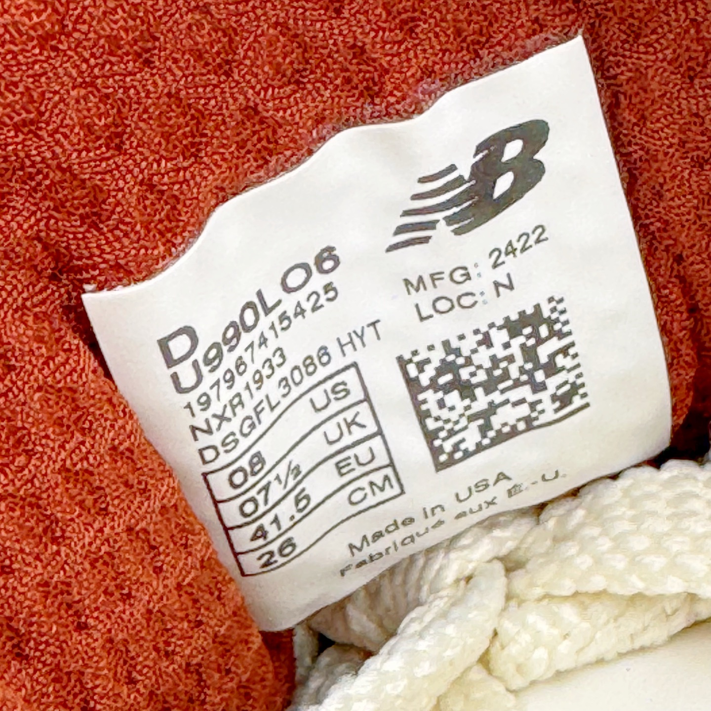 图片[11]-＃M纯原 Loro Piana x New Balance 新百伦NB990V6 第六代总统复古慢跑鞋 联名灰酒红 U990LO6 本次联名选择以美产990V6鞋型为蓝本，鞋面由奶油色和灰褐色拼接打造，N字Logo、鞋底、以及鞋舌处加入了Loro Piana经典的勃艮第红勾勒。鞋舌标签上印有\\\”Loro Piana\\\”标识，彰显特殊身份，整体颜值不俗。材质方面也主打一个奢华，采用针织网眼和升级版优质麂皮打造，并且融入了 Loro Piana 标志性的 Pecora Nera 羊毛，后跟和鞋底搭载ENCAP和 FuelCell缓冲技术，上脚舒适度得以保证，确实是史上最奢华的一双990V6联名了。原盒原配 正确3M反光细节 原楦原纸版开发 正确6层组合底模精密开发 后跟透明TPU水晶装饰条稳固 沿用了引以为傲的跑鞋手工技艺 采用猪皮绒面并包裹局部透气网面的鞋身设计 菱网鞋舌上刻有New Balance USA 鞋面依旧身着经典的大热之灰 彰显了其高端的品质身份 尺码：36 37 37.5 38 38.5 39 40 40.5 41.5 42 42.5 43 44 44.5 45 46.5-选品中心