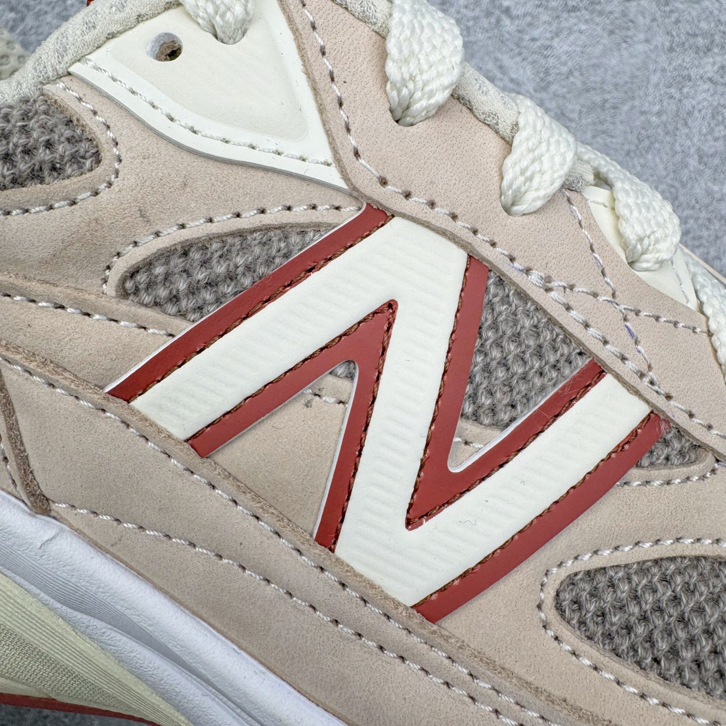 图片[17]-＃M纯原 Loro Piana x New Balance 新百伦NB990V6 第六代总统复古慢跑鞋 联名灰酒红 U990LO6 本次联名选择以美产990V6鞋型为蓝本，鞋面由奶油色和灰褐色拼接打造，N字Logo、鞋底、以及鞋舌处加入了Loro Piana经典的勃艮第红勾勒。鞋舌标签上印有\\\”Loro Piana\\\”标识，彰显特殊身份，整体颜值不俗。材质方面也主打一个奢华，采用针织网眼和升级版优质麂皮打造，并且融入了 Loro Piana 标志性的 Pecora Nera 羊毛，后跟和鞋底搭载ENCAP和 FuelCell缓冲技术，上脚舒适度得以保证，确实是史上最奢华的一双990V6联名了。原盒原配 正确3M反光细节 原楦原纸版开发 正确6层组合底模精密开发 后跟透明TPU水晶装饰条稳固 沿用了引以为傲的跑鞋手工技艺 采用猪皮绒面并包裹局部透气网面的鞋身设计 菱网鞋舌上刻有New Balance USA 鞋面依旧身着经典的大热之灰 彰显了其高端的品质身份 尺码：36 37 37.5 38 38.5 39 40 40.5 41.5 42 42.5 43 44 44.5 45 46.5-选品中心