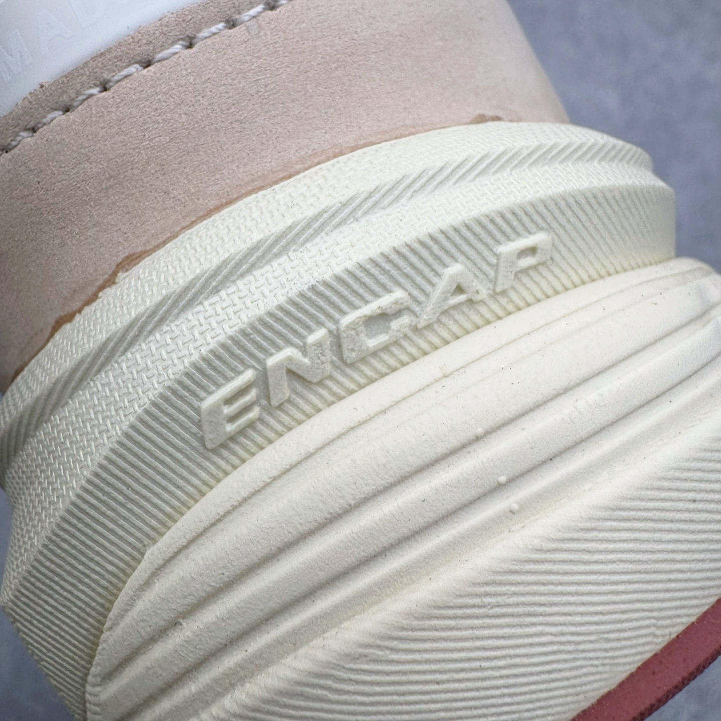 图片[15]-＃M纯原 Loro Piana x New Balance 新百伦NB990V6 第六代总统复古慢跑鞋 联名灰酒红 U990LO6 本次联名选择以美产990V6鞋型为蓝本，鞋面由奶油色和灰褐色拼接打造，N字Logo、鞋底、以及鞋舌处加入了Loro Piana经典的勃艮第红勾勒。鞋舌标签上印有\\\”Loro Piana\\\”标识，彰显特殊身份，整体颜值不俗。材质方面也主打一个奢华，采用针织网眼和升级版优质麂皮打造，并且融入了 Loro Piana 标志性的 Pecora Nera 羊毛，后跟和鞋底搭载ENCAP和 FuelCell缓冲技术，上脚舒适度得以保证，确实是史上最奢华的一双990V6联名了。原盒原配 正确3M反光细节 原楦原纸版开发 正确6层组合底模精密开发 后跟透明TPU水晶装饰条稳固 沿用了引以为傲的跑鞋手工技艺 采用猪皮绒面并包裹局部透气网面的鞋身设计 菱网鞋舌上刻有New Balance USA 鞋面依旧身着经典的大热之灰 彰显了其高端的品质身份 尺码：36 37 37.5 38 38.5 39 40 40.5 41.5 42 42.5 43 44 44.5 45 46.5-选品中心