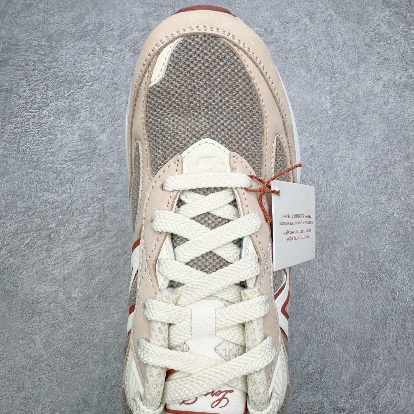 图片[4]-＃M纯原 Loro Piana x New Balance 新百伦NB990V6 第六代总统复古慢跑鞋 联名灰酒红 U990LO6 本次联名选择以美产990V6鞋型为蓝本，鞋面由奶油色和灰褐色拼接打造，N字Logo、鞋底、以及鞋舌处加入了Loro Piana经典的勃艮第红勾勒。鞋舌标签上印有\\\”Loro Piana\\\”标识，彰显特殊身份，整体颜值不俗。材质方面也主打一个奢华，采用针织网眼和升级版优质麂皮打造，并且融入了 Loro Piana 标志性的 Pecora Nera 羊毛，后跟和鞋底搭载ENCAP和 FuelCell缓冲技术，上脚舒适度得以保证，确实是史上最奢华的一双990V6联名了。原盒原配 正确3M反光细节 原楦原纸版开发 正确6层组合底模精密开发 后跟透明TPU水晶装饰条稳固 沿用了引以为傲的跑鞋手工技艺 采用猪皮绒面并包裹局部透气网面的鞋身设计 菱网鞋舌上刻有New Balance USA 鞋面依旧身着经典的大热之灰 彰显了其高端的品质身份 尺码：36 37 37.5 38 38.5 39 40 40.5 41.5 42 42.5 43 44 44.5 45 46.5-选品中心