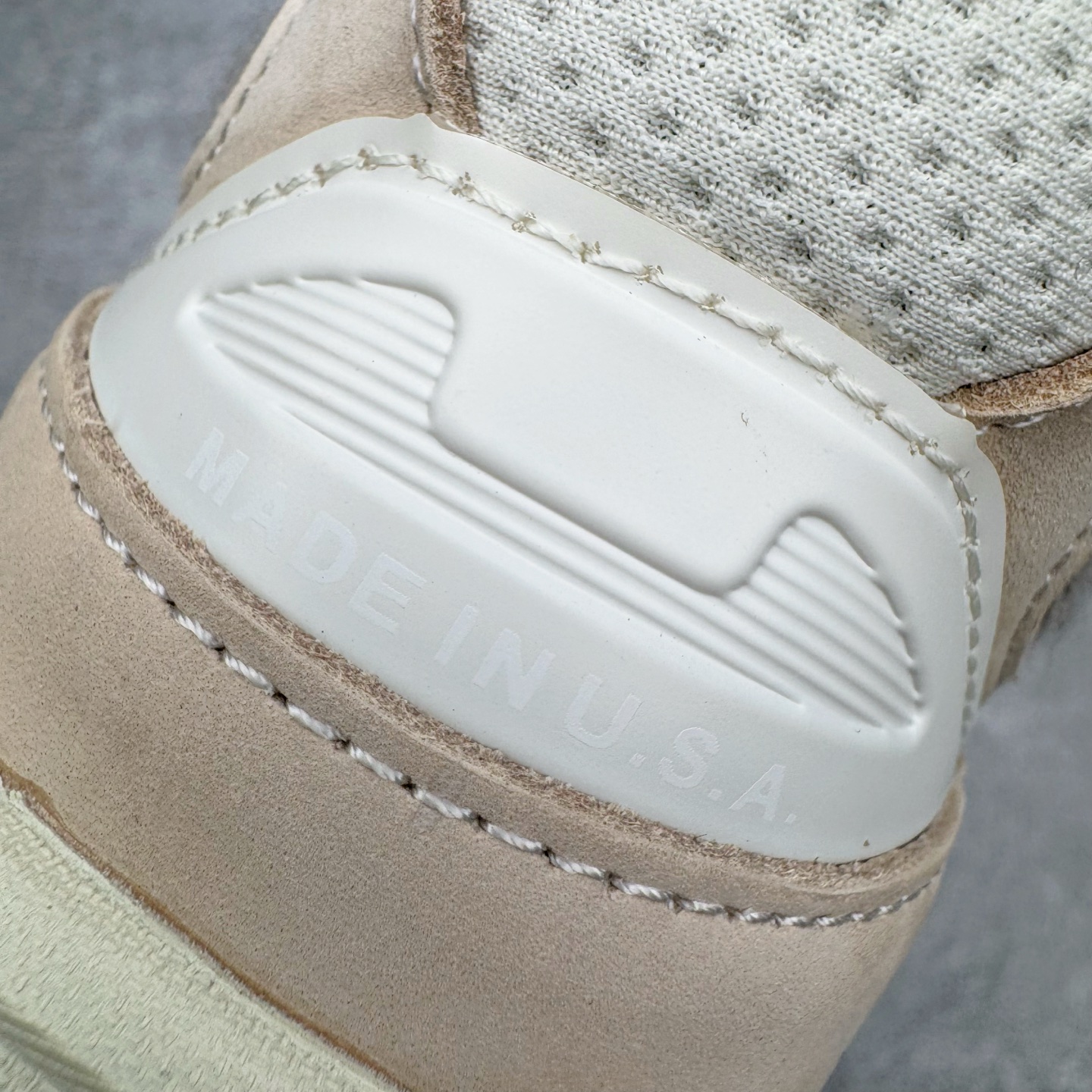 图片[16]-＃M纯原 Loro Piana x New Balance 新百伦NB990V6 第六代总统复古慢跑鞋 联名灰酒红 U990LO6 本次联名选择以美产990V6鞋型为蓝本，鞋面由奶油色和灰褐色拼接打造，N字Logo、鞋底、以及鞋舌处加入了Loro Piana经典的勃艮第红勾勒。鞋舌标签上印有\\\”Loro Piana\\\”标识，彰显特殊身份，整体颜值不俗。材质方面也主打一个奢华，采用针织网眼和升级版优质麂皮打造，并且融入了 Loro Piana 标志性的 Pecora Nera 羊毛，后跟和鞋底搭载ENCAP和 FuelCell缓冲技术，上脚舒适度得以保证，确实是史上最奢华的一双990V6联名了。原盒原配 正确3M反光细节 原楦原纸版开发 正确6层组合底模精密开发 后跟透明TPU水晶装饰条稳固 沿用了引以为傲的跑鞋手工技艺 采用猪皮绒面并包裹局部透气网面的鞋身设计 菱网鞋舌上刻有New Balance USA 鞋面依旧身着经典的大热之灰 彰显了其高端的品质身份 尺码：36 37 37.5 38 38.5 39 40 40.5 41.5 42 42.5 43 44 44.5 45 46.5-选品中心