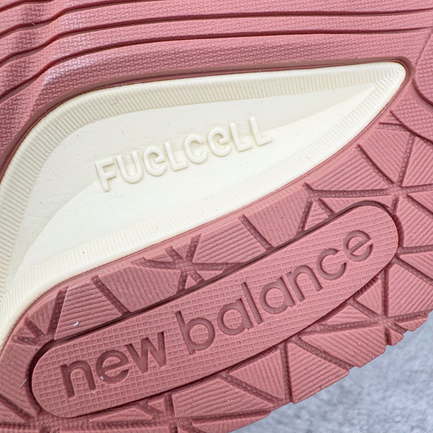 图片[18]-＃M纯原 Loro Piana x New Balance 新百伦NB990V6 第六代总统复古慢跑鞋 联名灰酒红 U990LO6 本次联名选择以美产990V6鞋型为蓝本，鞋面由奶油色和灰褐色拼接打造，N字Logo、鞋底、以及鞋舌处加入了Loro Piana经典的勃艮第红勾勒。鞋舌标签上印有\\\”Loro Piana\\\”标识，彰显特殊身份，整体颜值不俗。材质方面也主打一个奢华，采用针织网眼和升级版优质麂皮打造，并且融入了 Loro Piana 标志性的 Pecora Nera 羊毛，后跟和鞋底搭载ENCAP和 FuelCell缓冲技术，上脚舒适度得以保证，确实是史上最奢华的一双990V6联名了。原盒原配 正确3M反光细节 原楦原纸版开发 正确6层组合底模精密开发 后跟透明TPU水晶装饰条稳固 沿用了引以为傲的跑鞋手工技艺 采用猪皮绒面并包裹局部透气网面的鞋身设计 菱网鞋舌上刻有New Balance USA 鞋面依旧身着经典的大热之灰 彰显了其高端的品质身份 尺码：36 37 37.5 38 38.5 39 40 40.5 41.5 42 42.5 43 44 44.5 45 46.5-选品中心