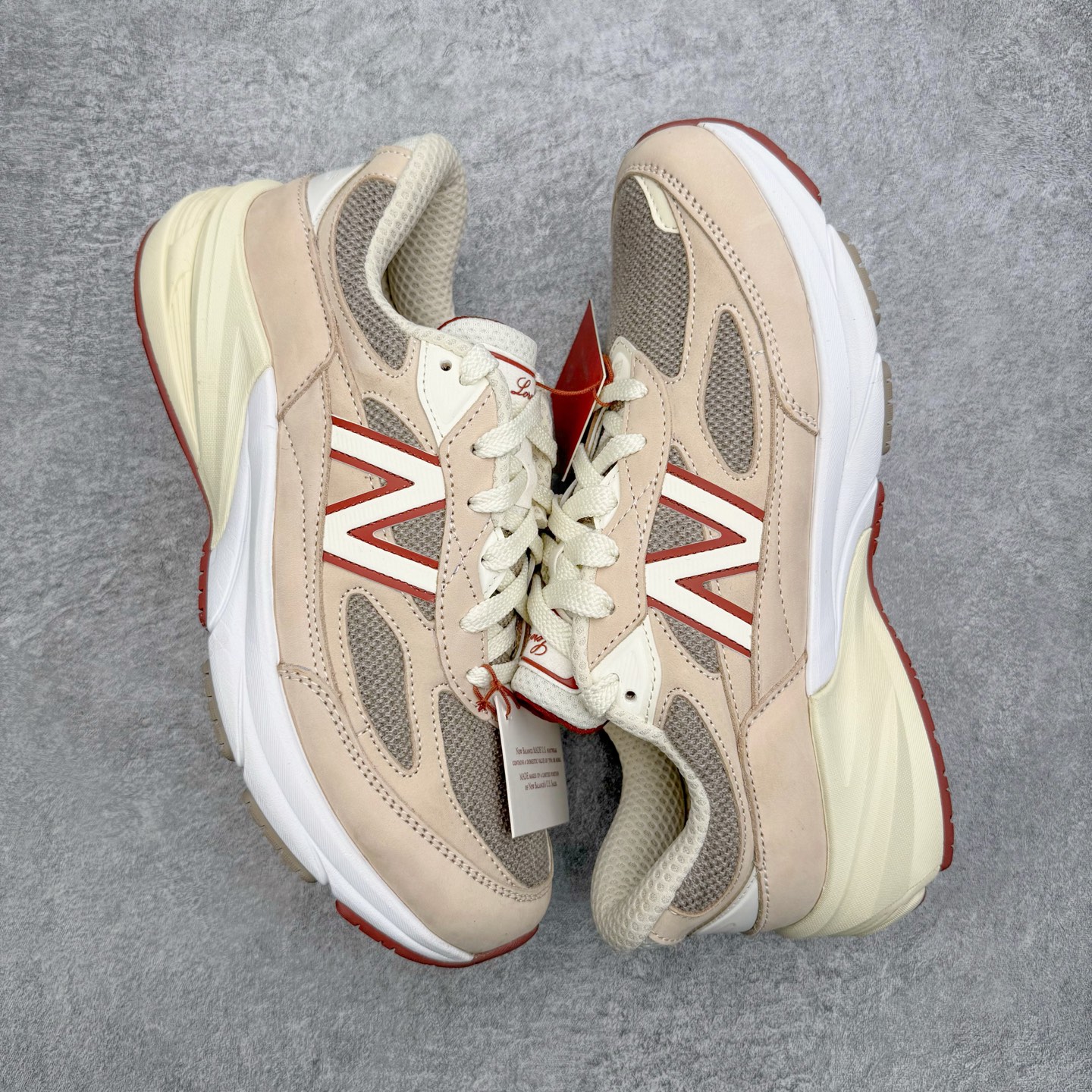 图片[3]-＃M纯原 Loro Piana x New Balance 新百伦NB990V6 第六代总统复古慢跑鞋 联名灰酒红 U990LO6 本次联名选择以美产990V6鞋型为蓝本，鞋面由奶油色和灰褐色拼接打造，N字Logo、鞋底、以及鞋舌处加入了Loro Piana经典的勃艮第红勾勒。鞋舌标签上印有\\\”Loro Piana\\\”标识，彰显特殊身份，整体颜值不俗。材质方面也主打一个奢华，采用针织网眼和升级版优质麂皮打造，并且融入了 Loro Piana 标志性的 Pecora Nera 羊毛，后跟和鞋底搭载ENCAP和 FuelCell缓冲技术，上脚舒适度得以保证，确实是史上最奢华的一双990V6联名了。原盒原配 正确3M反光细节 原楦原纸版开发 正确6层组合底模精密开发 后跟透明TPU水晶装饰条稳固 沿用了引以为傲的跑鞋手工技艺 采用猪皮绒面并包裹局部透气网面的鞋身设计 菱网鞋舌上刻有New Balance USA 鞋面依旧身着经典的大热之灰 彰显了其高端的品质身份 尺码：36 37 37.5 38 38.5 39 40 40.5 41.5 42 42.5 43 44 44.5 45 46.5-选品中心