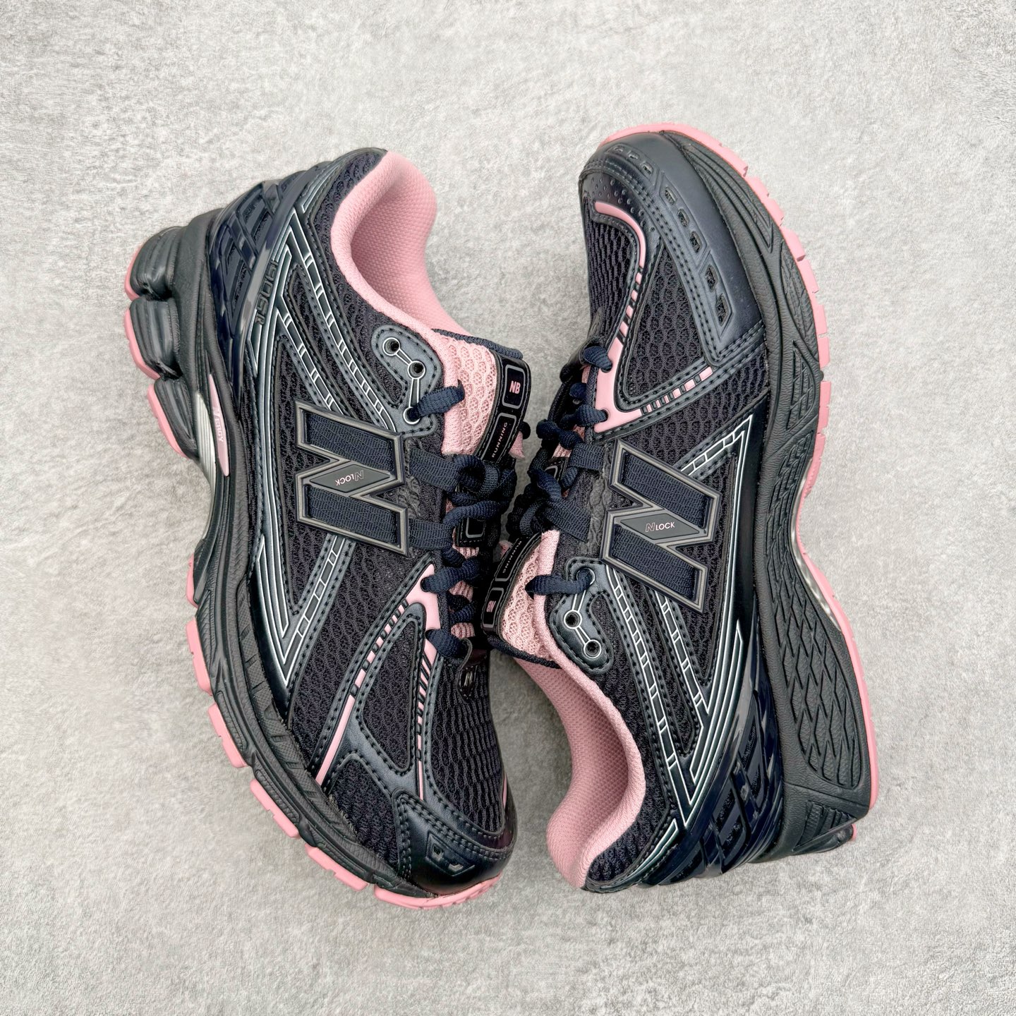 图片[3]-＃M纯原 New Balance M1906RCU 黑粉 NB新百伦潮流复古织物皮革减震防滑耐磨轻便低帮跑步鞋 原档数据独立私模大底 唯一正确六层组合大底 RB前软后硬 百分百还原原鞋脚感 基于市场现有版本全新升级调整 NB市场最强产物 全网最全配色加持 全套原楦原纸板原厂数据开发 全鞋电脑针车加持 原厂网布 原装进口头层翻毛皮料正确绒感卡色 正确中底拉帮中底网布细节 一比一手工擦旧效果 冲裁组合 匠心打造 耗时两个月开发完成 工艺极其复杂难度可想而知 高端零售专供产物 尺码：36 37 37.5 38 38.5 39.5 40 40.5 41.5 42 42.5 43 44 44.5 45 45.5 46.5 47-选品中心