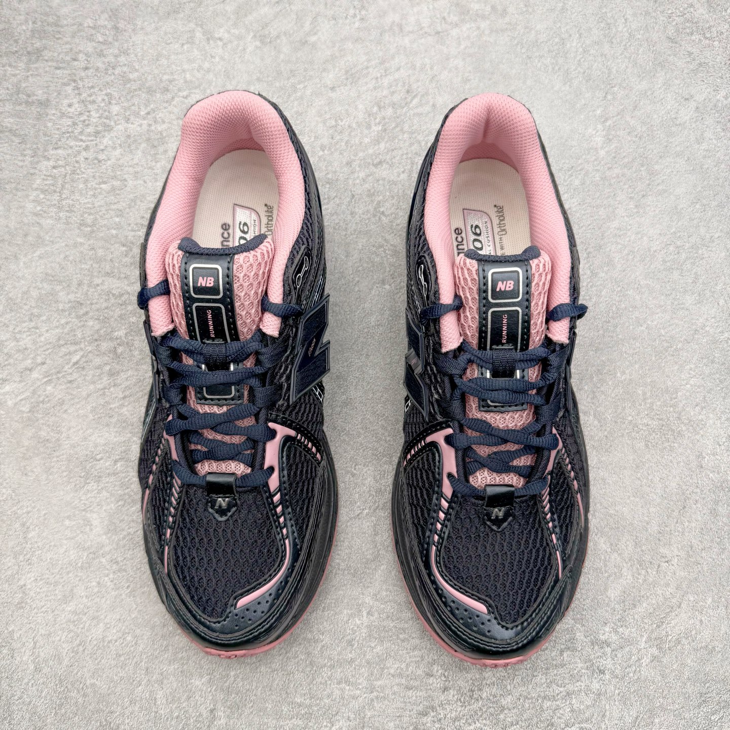 图片[2]-＃M纯原 New Balance M1906RCU 黑粉 NB新百伦潮流复古织物皮革减震防滑耐磨轻便低帮跑步鞋 原档数据独立私模大底 唯一正确六层组合大底 RB前软后硬 百分百还原原鞋脚感 基于市场现有版本全新升级调整 NB市场最强产物 全网最全配色加持 全套原楦原纸板原厂数据开发 全鞋电脑针车加持 原厂网布 原装进口头层翻毛皮料正确绒感卡色 正确中底拉帮中底网布细节 一比一手工擦旧效果 冲裁组合 匠心打造 耗时两个月开发完成 工艺极其复杂难度可想而知 高端零售专供产物 尺码：36 37 37.5 38 38.5 39.5 40 40.5 41.5 42 42.5 43 44 44.5 45 45.5 46.5 47-选品中心