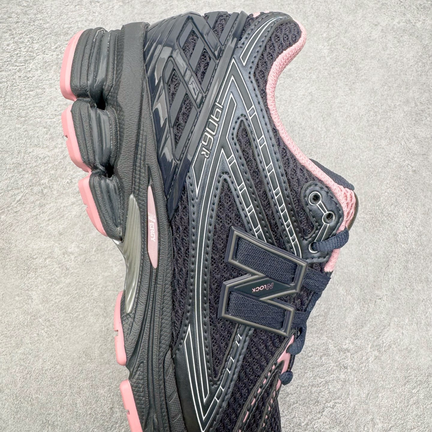 图片[6]-＃M纯原 New Balance M1906RCU 黑粉 NB新百伦潮流复古织物皮革减震防滑耐磨轻便低帮跑步鞋 原档数据独立私模大底 唯一正确六层组合大底 RB前软后硬 百分百还原原鞋脚感 基于市场现有版本全新升级调整 NB市场最强产物 全网最全配色加持 全套原楦原纸板原厂数据开发 全鞋电脑针车加持 原厂网布 原装进口头层翻毛皮料正确绒感卡色 正确中底拉帮中底网布细节 一比一手工擦旧效果 冲裁组合 匠心打造 耗时两个月开发完成 工艺极其复杂难度可想而知 高端零售专供产物 尺码：36 37 37.5 38 38.5 39.5 40 40.5 41.5 42 42.5 43 44 44.5 45 45.5 46.5 47-选品中心