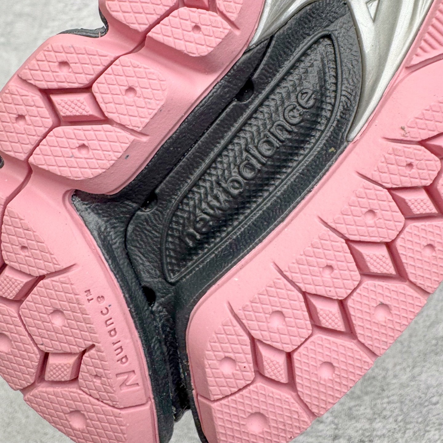 图片[20]-＃M纯原 New Balance M1906RCU 黑粉 NB新百伦潮流复古织物皮革减震防滑耐磨轻便低帮跑步鞋 原档数据独立私模大底 唯一正确六层组合大底 RB前软后硬 百分百还原原鞋脚感 基于市场现有版本全新升级调整 NB市场最强产物 全网最全配色加持 全套原楦原纸板原厂数据开发 全鞋电脑针车加持 原厂网布 原装进口头层翻毛皮料正确绒感卡色 正确中底拉帮中底网布细节 一比一手工擦旧效果 冲裁组合 匠心打造 耗时两个月开发完成 工艺极其复杂难度可想而知 高端零售专供产物 尺码：36 37 37.5 38 38.5 39.5 40 40.5 41.5 42 42.5 43 44 44.5 45 45.5 46.5 47-选品中心