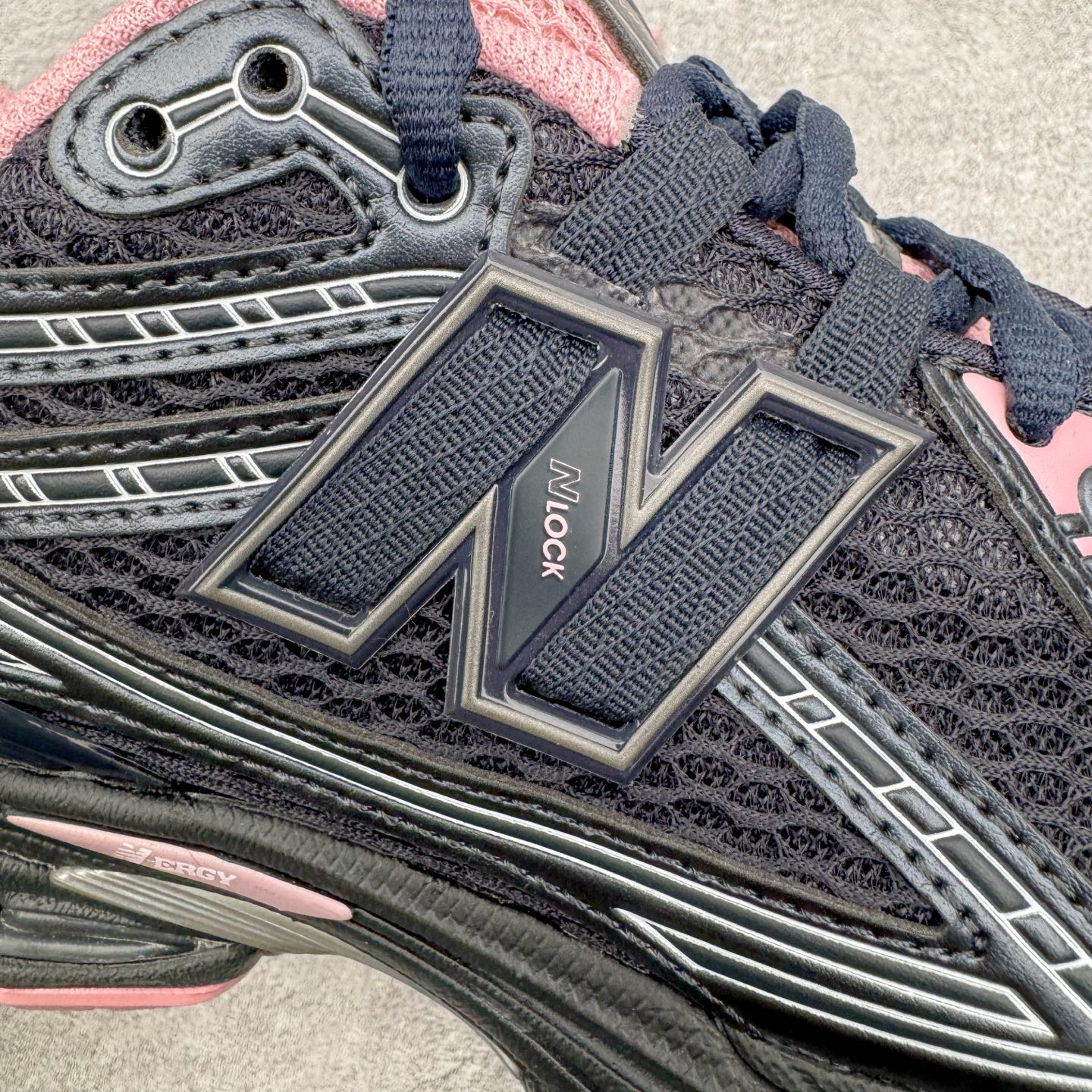 图片[16]-＃M纯原 New Balance M1906RCU 黑粉 NB新百伦潮流复古织物皮革减震防滑耐磨轻便低帮跑步鞋 原档数据独立私模大底 唯一正确六层组合大底 RB前软后硬 百分百还原原鞋脚感 基于市场现有版本全新升级调整 NB市场最强产物 全网最全配色加持 全套原楦原纸板原厂数据开发 全鞋电脑针车加持 原厂网布 原装进口头层翻毛皮料正确绒感卡色 正确中底拉帮中底网布细节 一比一手工擦旧效果 冲裁组合 匠心打造 耗时两个月开发完成 工艺极其复杂难度可想而知 高端零售专供产物 尺码：36 37 37.5 38 38.5 39.5 40 40.5 41.5 42 42.5 43 44 44.5 45 45.5 46.5 47-选品中心