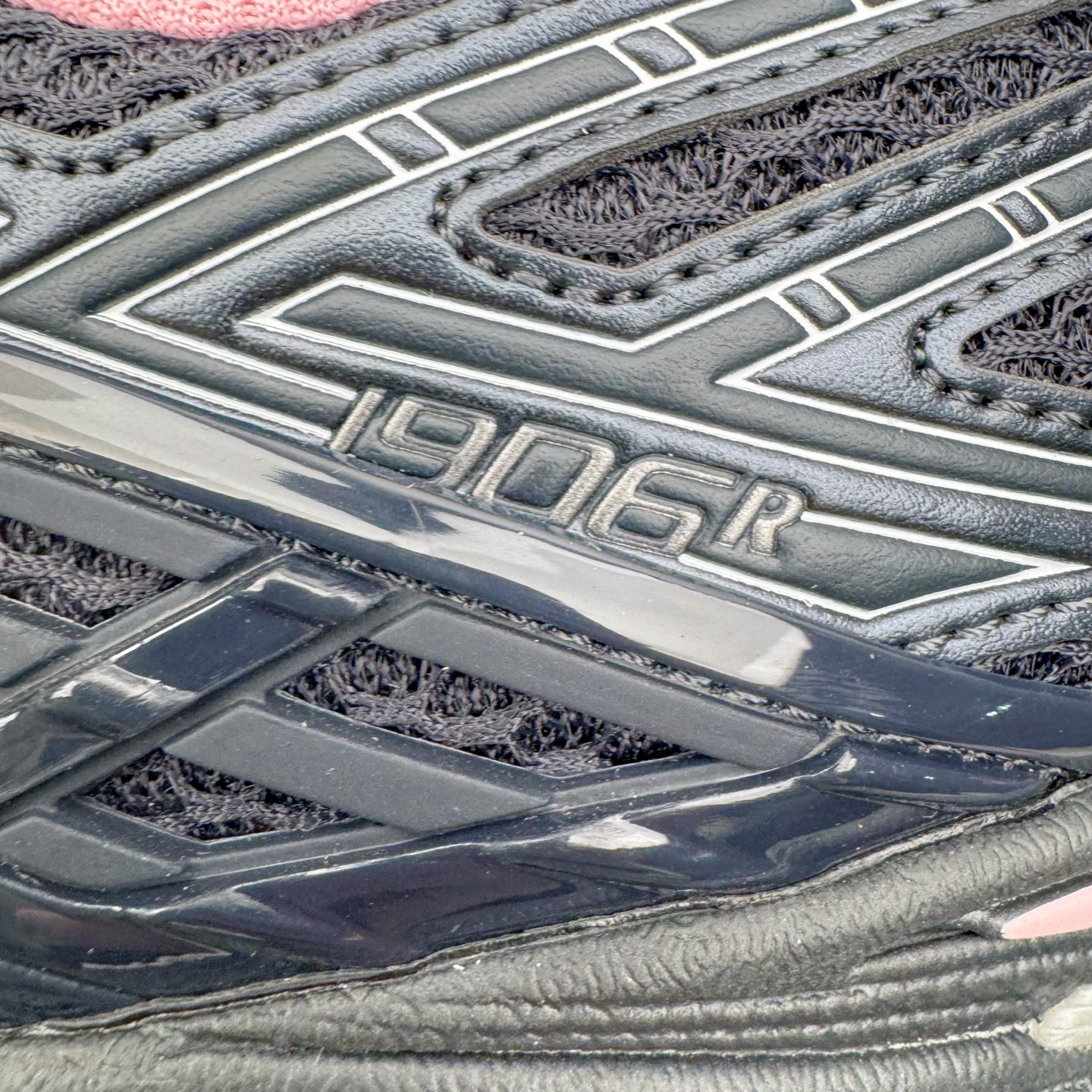 图片[17]-＃M纯原 New Balance M1906RCU 黑粉 NB新百伦潮流复古织物皮革减震防滑耐磨轻便低帮跑步鞋 原档数据独立私模大底 唯一正确六层组合大底 RB前软后硬 百分百还原原鞋脚感 基于市场现有版本全新升级调整 NB市场最强产物 全网最全配色加持 全套原楦原纸板原厂数据开发 全鞋电脑针车加持 原厂网布 原装进口头层翻毛皮料正确绒感卡色 正确中底拉帮中底网布细节 一比一手工擦旧效果 冲裁组合 匠心打造 耗时两个月开发完成 工艺极其复杂难度可想而知 高端零售专供产物 尺码：36 37 37.5 38 38.5 39.5 40 40.5 41.5 42 42.5 43 44 44.5 45 45.5 46.5 47-选品中心