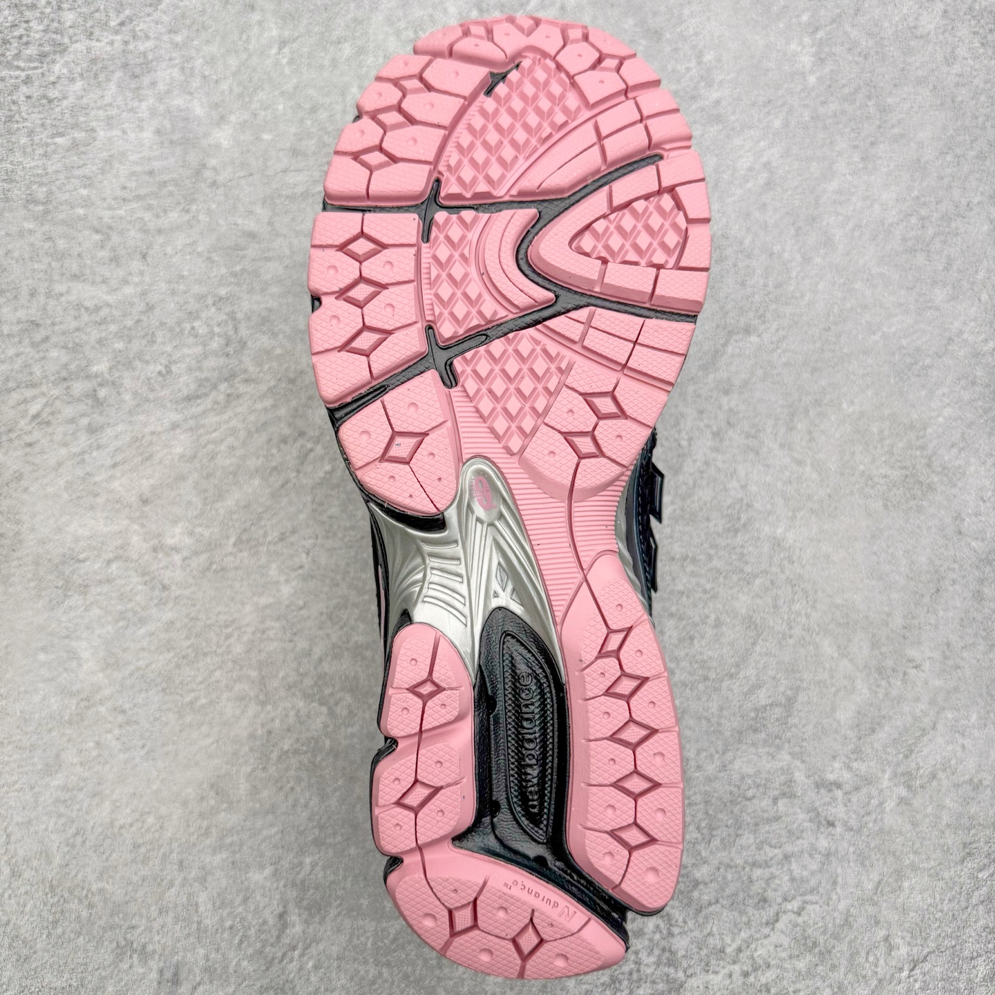 图片[9]-＃M纯原 New Balance M1906RCU 黑粉 NB新百伦潮流复古织物皮革减震防滑耐磨轻便低帮跑步鞋 原档数据独立私模大底 唯一正确六层组合大底 RB前软后硬 百分百还原原鞋脚感 基于市场现有版本全新升级调整 NB市场最强产物 全网最全配色加持 全套原楦原纸板原厂数据开发 全鞋电脑针车加持 原厂网布 原装进口头层翻毛皮料正确绒感卡色 正确中底拉帮中底网布细节 一比一手工擦旧效果 冲裁组合 匠心打造 耗时两个月开发完成 工艺极其复杂难度可想而知 高端零售专供产物 尺码：36 37 37.5 38 38.5 39.5 40 40.5 41.5 42 42.5 43 44 44.5 45 45.5 46.5 47-选品中心