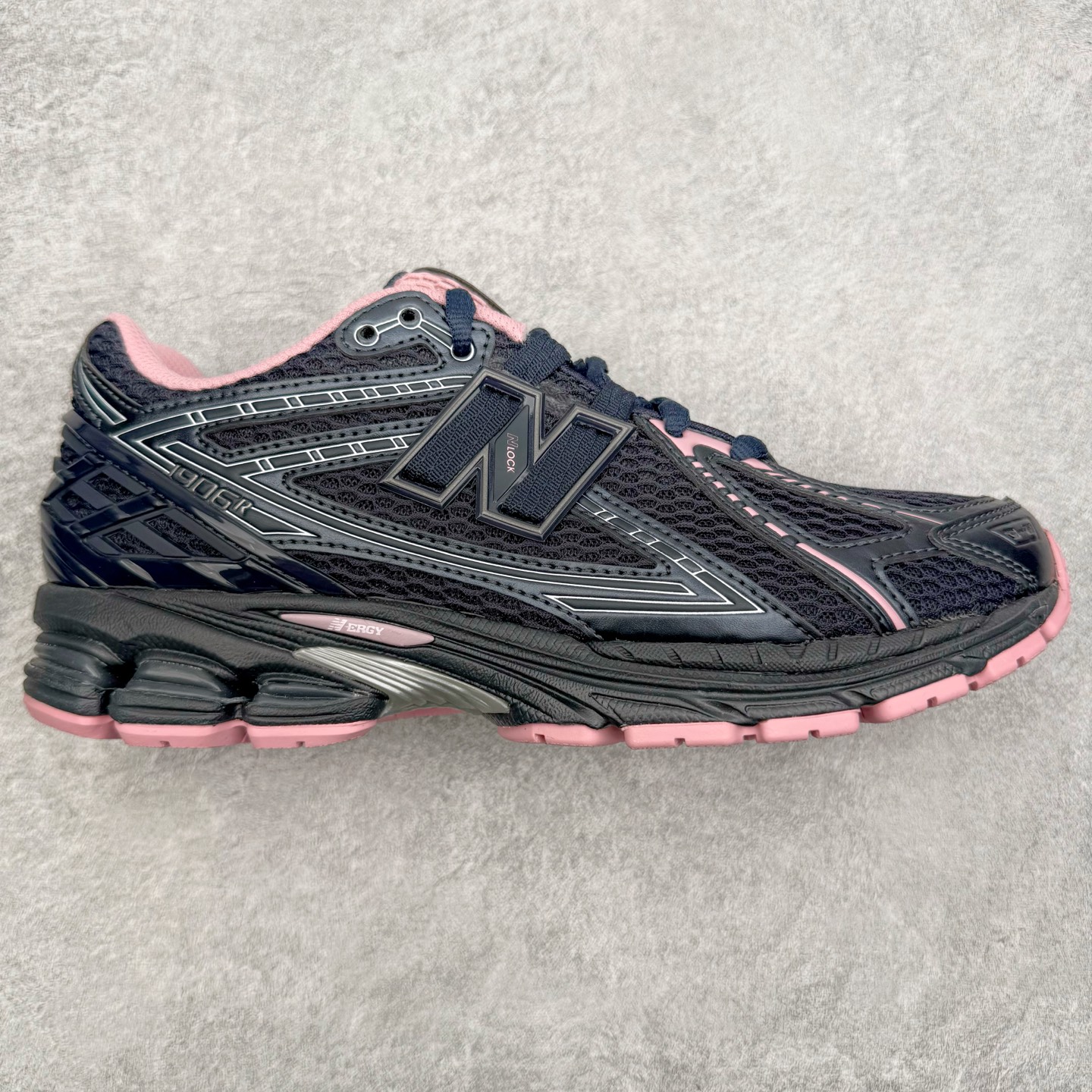 ＃M纯原 New Balance M1906RCU 黑粉 NB新百伦潮流复古织物皮革减震防滑耐磨轻便低帮跑步鞋 原档数据独立私模大底 唯一正确六层组合大底 RB前软后硬 百分百还原原鞋脚感 基于市场现有版本全新升级调整 NB市场最强产物 全网最全配色加持 全套原楦原纸板原厂数据开发 全鞋电脑针车加持 原厂网布 原装进口头层翻毛皮料正确绒感卡色 正确中底拉帮中底网布细节 一比一手工擦旧效果 冲裁组合 匠心打造 耗时两个月开发完成 工艺极其复杂难度可想而知 高端零售专供产物 尺码：36 37 37.5 38 38.5 39.5 40 40.5 41.5 42 42.5 43 44 44.5 45 45.5 46.5 47-选品中心