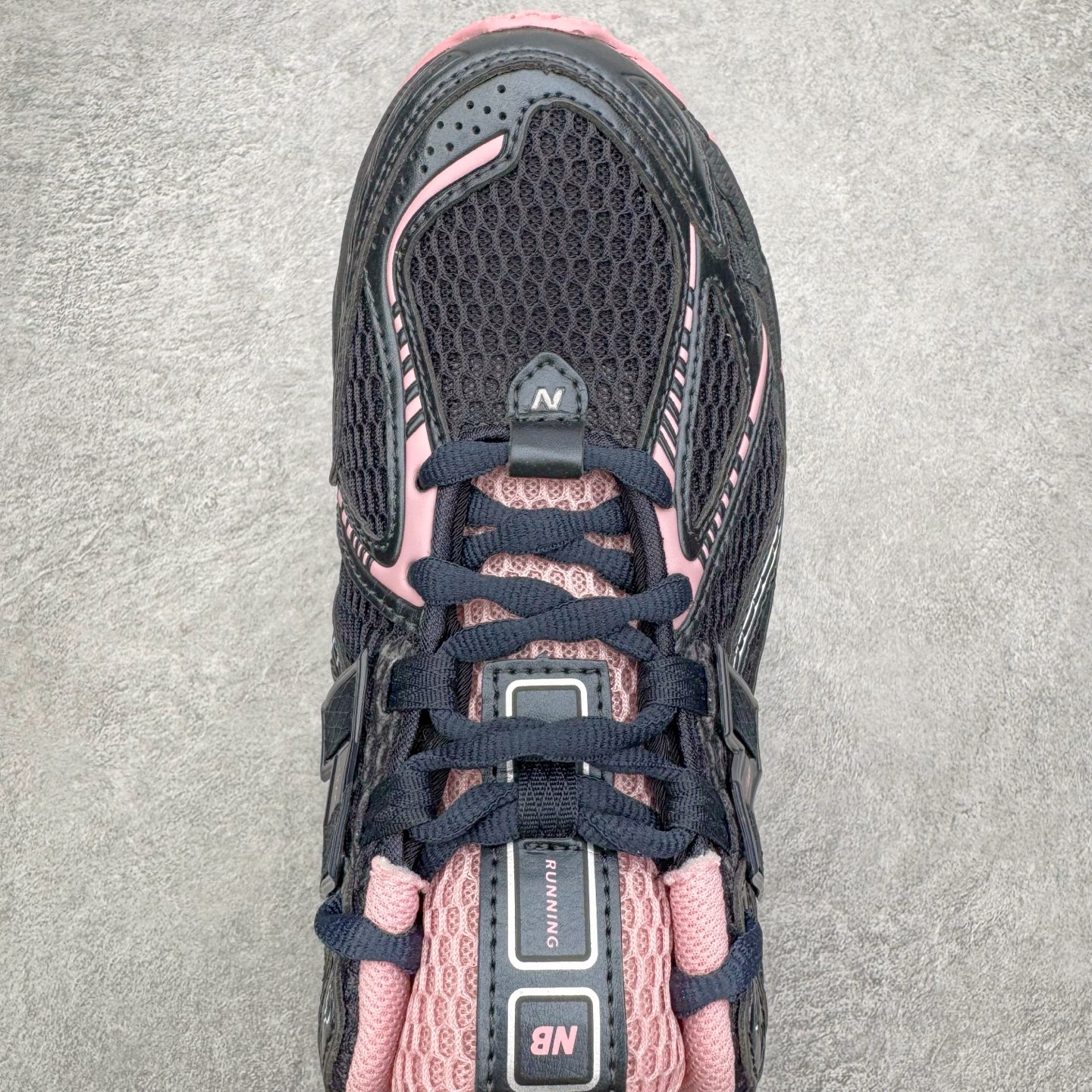 图片[4]-＃M纯原 New Balance M1906RCU 黑粉 NB新百伦潮流复古织物皮革减震防滑耐磨轻便低帮跑步鞋 原档数据独立私模大底 唯一正确六层组合大底 RB前软后硬 百分百还原原鞋脚感 基于市场现有版本全新升级调整 NB市场最强产物 全网最全配色加持 全套原楦原纸板原厂数据开发 全鞋电脑针车加持 原厂网布 原装进口头层翻毛皮料正确绒感卡色 正确中底拉帮中底网布细节 一比一手工擦旧效果 冲裁组合 匠心打造 耗时两个月开发完成 工艺极其复杂难度可想而知 高端零售专供产物 尺码：36 37 37.5 38 38.5 39.5 40 40.5 41.5 42 42.5 43 44 44.5 45 45.5 46.5 47-选品中心