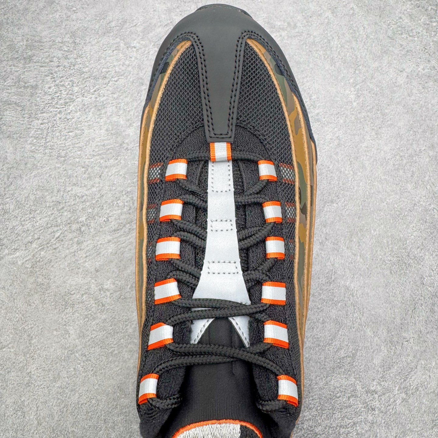 图片[4]-＃GX纯原 NK Air Max 95 复古减震气垫跑鞋 黑棕迷彩 HQ1973-001 经典重温 外单专供大厂出品 品质稳定 一百余色 终端操作 鞋款设计灵感源于人体构造 中底设计基于人体的脊柱构造 是整体设计的核心 尼龙孔眼代表了肋骨 而分层式面板和网眼象征着肌肉纤维和肉体组织 Air Max 95采用了两个独立的吹塑成型的Air-Sole单元 并首次在前掌使用可视化气垫设计 Swoosh logo夜当作一个 点符号放在了鞋子的后帮位置 20年的发展让 AIR MAX 95有了不同的故事 20年后再度面向世人的时候 焕然一新的面貌 让人有了另外一种清新脱俗的感觉 尺码：40 40.5 41 42 42.5 43 44 44.5 45 45.5 46 47.5 48.5-选品中心