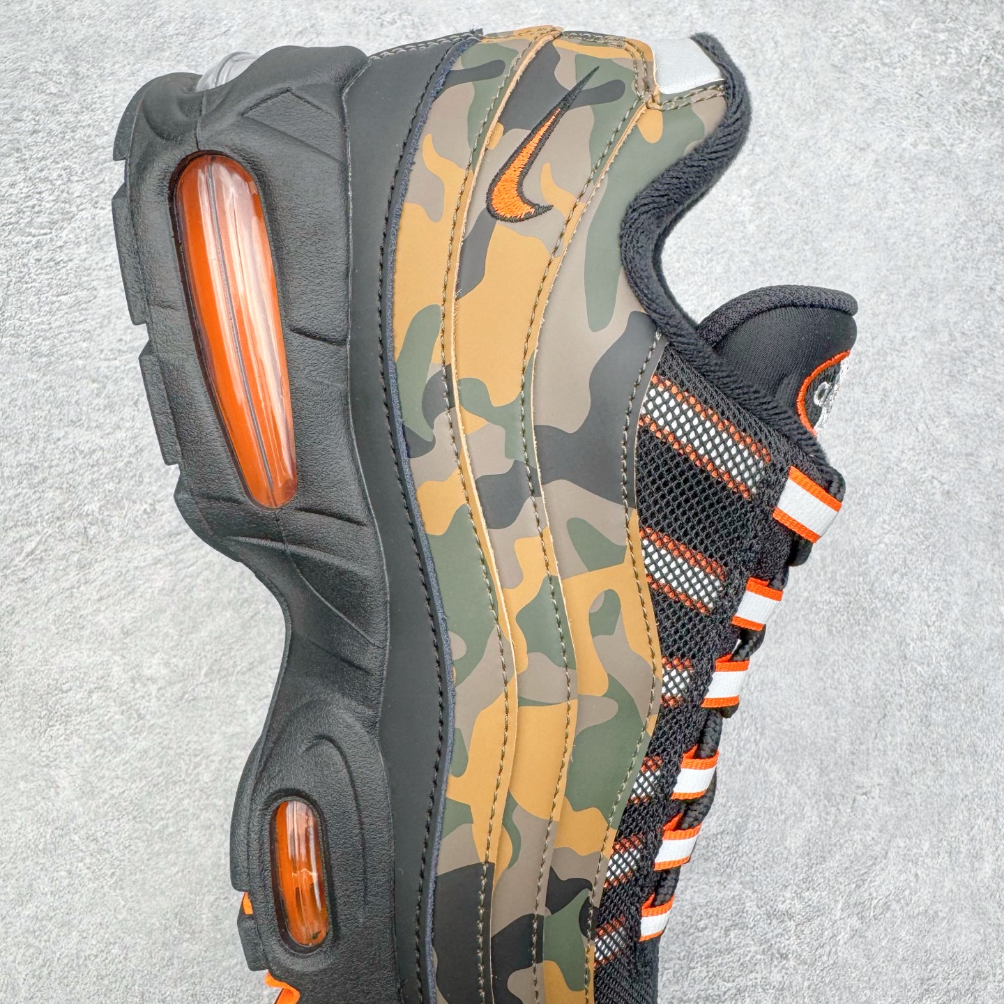 图片[6]-＃GX纯原 NK Air Max 95 复古减震气垫跑鞋 黑棕迷彩 HQ1973-001 经典重温 外单专供大厂出品 品质稳定 一百余色 终端操作 鞋款设计灵感源于人体构造 中底设计基于人体的脊柱构造 是整体设计的核心 尼龙孔眼代表了肋骨 而分层式面板和网眼象征着肌肉纤维和肉体组织 Air Max 95采用了两个独立的吹塑成型的Air-Sole单元 并首次在前掌使用可视化气垫设计 Swoosh logo夜当作一个 点符号放在了鞋子的后帮位置 20年的发展让 AIR MAX 95有了不同的故事 20年后再度面向世人的时候 焕然一新的面貌 让人有了另外一种清新脱俗的感觉 尺码：40 40.5 41 42 42.5 43 44 44.5 45 45.5 46 47.5 48.5-选品中心