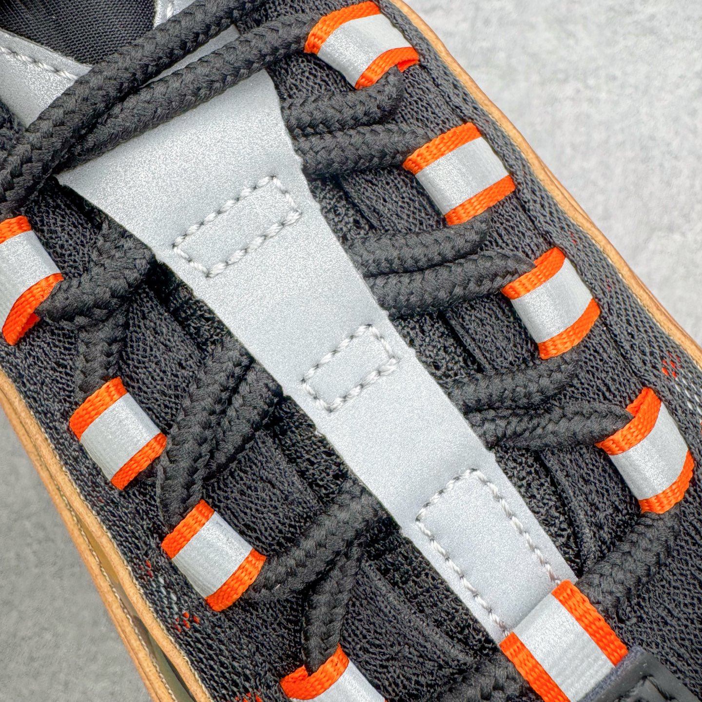 图片[16]-＃GX纯原 NK Air Max 95 复古减震气垫跑鞋 黑棕迷彩 HQ1973-001 经典重温 外单专供大厂出品 品质稳定 一百余色 终端操作 鞋款设计灵感源于人体构造 中底设计基于人体的脊柱构造 是整体设计的核心 尼龙孔眼代表了肋骨 而分层式面板和网眼象征着肌肉纤维和肉体组织 Air Max 95采用了两个独立的吹塑成型的Air-Sole单元 并首次在前掌使用可视化气垫设计 Swoosh logo夜当作一个 点符号放在了鞋子的后帮位置 20年的发展让 AIR MAX 95有了不同的故事 20年后再度面向世人的时候 焕然一新的面貌 让人有了另外一种清新脱俗的感觉 尺码：40 40.5 41 42 42.5 43 44 44.5 45 45.5 46 47.5 48.5-选品中心