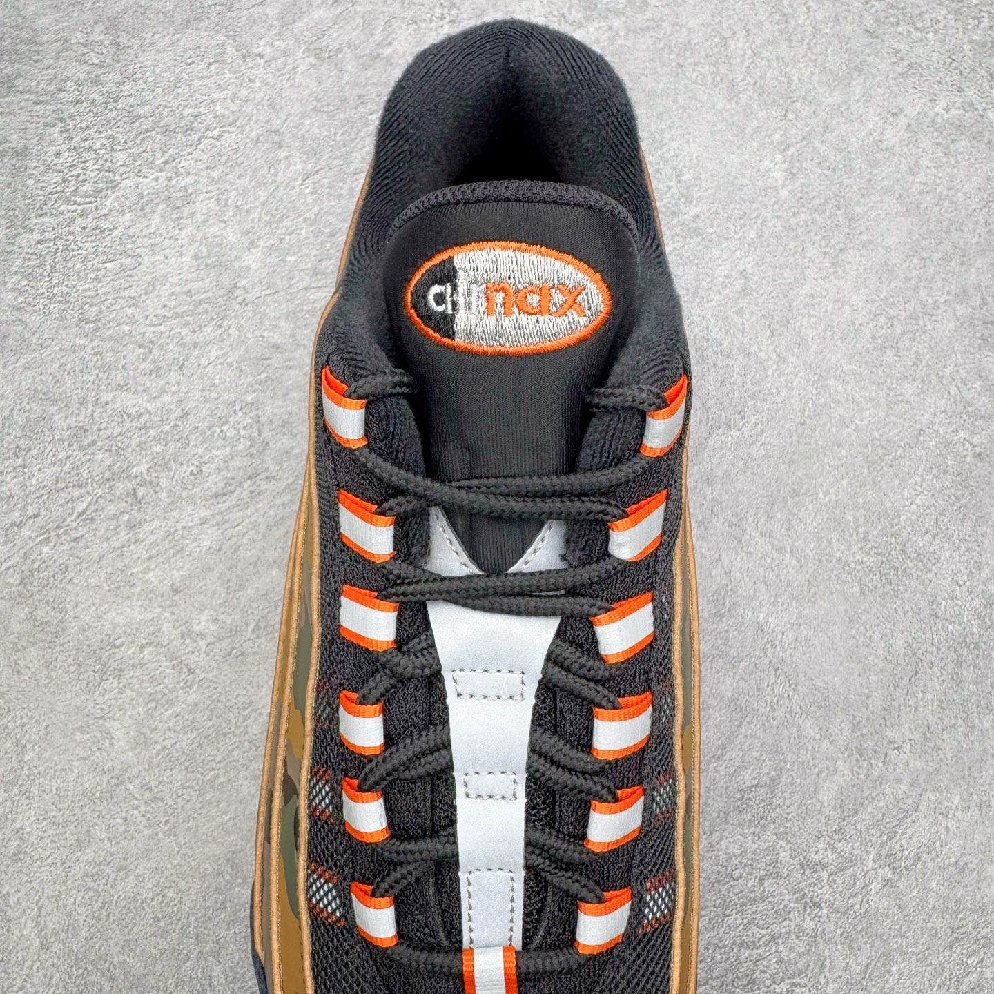 图片[5]-＃GX纯原 NK Air Max 95 复古减震气垫跑鞋 黑棕迷彩 HQ1973-001 经典重温 外单专供大厂出品 品质稳定 一百余色 终端操作 鞋款设计灵感源于人体构造 中底设计基于人体的脊柱构造 是整体设计的核心 尼龙孔眼代表了肋骨 而分层式面板和网眼象征着肌肉纤维和肉体组织 Air Max 95采用了两个独立的吹塑成型的Air-Sole单元 并首次在前掌使用可视化气垫设计 Swoosh logo夜当作一个 点符号放在了鞋子的后帮位置 20年的发展让 AIR MAX 95有了不同的故事 20年后再度面向世人的时候 焕然一新的面貌 让人有了另外一种清新脱俗的感觉 尺码：40 40.5 41 42 42.5 43 44 44.5 45 45.5 46 47.5 48.5-选品中心