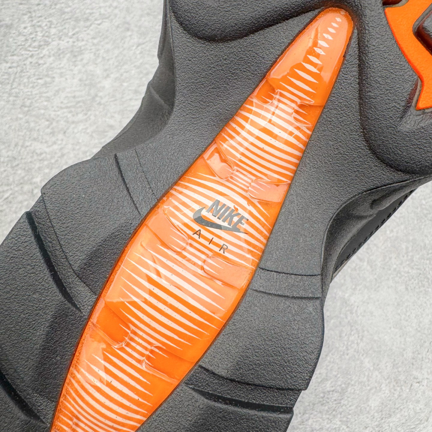 图片[10]-＃GX纯原 NK Air Max 95 复古减震气垫跑鞋 黑棕迷彩 HQ1973-001 经典重温 外单专供大厂出品 品质稳定 一百余色 终端操作 鞋款设计灵感源于人体构造 中底设计基于人体的脊柱构造 是整体设计的核心 尼龙孔眼代表了肋骨 而分层式面板和网眼象征着肌肉纤维和肉体组织 Air Max 95采用了两个独立的吹塑成型的Air-Sole单元 并首次在前掌使用可视化气垫设计 Swoosh logo夜当作一个 点符号放在了鞋子的后帮位置 20年的发展让 AIR MAX 95有了不同的故事 20年后再度面向世人的时候 焕然一新的面貌 让人有了另外一种清新脱俗的感觉 尺码：40 40.5 41 42 42.5 43 44 44.5 45 45.5 46 47.5 48.5-选品中心