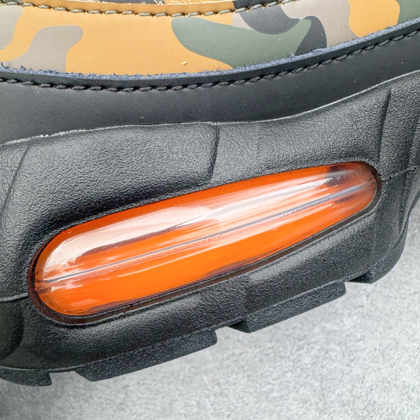 图片[11]-＃GX纯原 NK Air Max 95 复古减震气垫跑鞋 黑棕迷彩 HQ1973-001 经典重温 外单专供大厂出品 品质稳定 一百余色 终端操作 鞋款设计灵感源于人体构造 中底设计基于人体的脊柱构造 是整体设计的核心 尼龙孔眼代表了肋骨 而分层式面板和网眼象征着肌肉纤维和肉体组织 Air Max 95采用了两个独立的吹塑成型的Air-Sole单元 并首次在前掌使用可视化气垫设计 Swoosh logo夜当作一个 点符号放在了鞋子的后帮位置 20年的发展让 AIR MAX 95有了不同的故事 20年后再度面向世人的时候 焕然一新的面貌 让人有了另外一种清新脱俗的感觉 尺码：40 40.5 41 42 42.5 43 44 44.5 45 45.5 46 47.5 48.5-选品中心