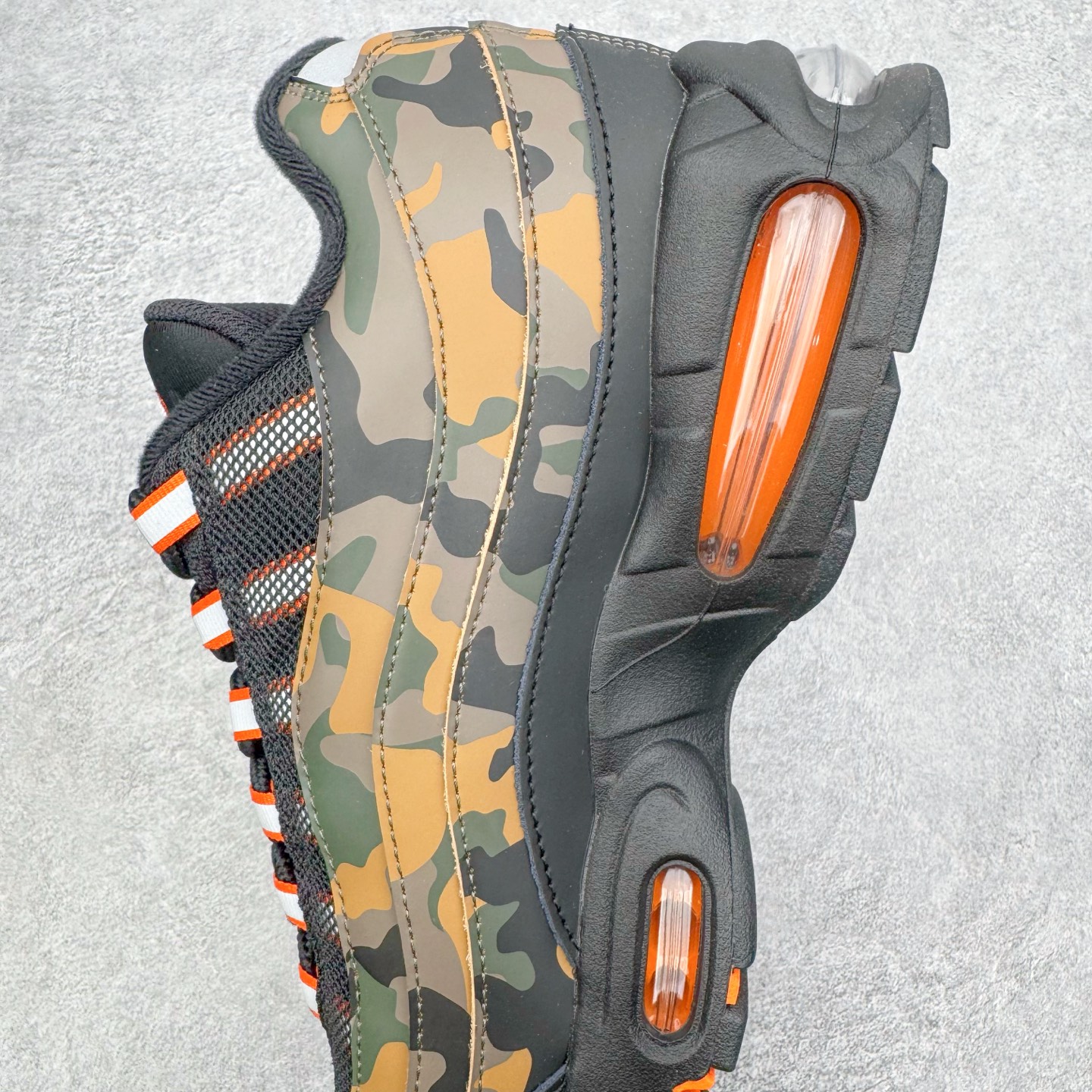 图片[7]-＃GX纯原 NK Air Max 95 复古减震气垫跑鞋 黑棕迷彩 HQ1973-001 经典重温 外单专供大厂出品 品质稳定 一百余色 终端操作 鞋款设计灵感源于人体构造 中底设计基于人体的脊柱构造 是整体设计的核心 尼龙孔眼代表了肋骨 而分层式面板和网眼象征着肌肉纤维和肉体组织 Air Max 95采用了两个独立的吹塑成型的Air-Sole单元 并首次在前掌使用可视化气垫设计 Swoosh logo夜当作一个 点符号放在了鞋子的后帮位置 20年的发展让 AIR MAX 95有了不同的故事 20年后再度面向世人的时候 焕然一新的面貌 让人有了另外一种清新脱俗的感觉 尺码：40 40.5 41 42 42.5 43 44 44.5 45 45.5 46 47.5 48.5-选品中心