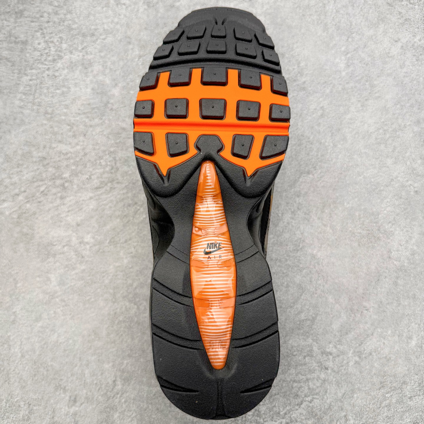 图片[9]-＃GX纯原 NK Air Max 95 复古减震气垫跑鞋 黑棕迷彩 HQ1973-001 经典重温 外单专供大厂出品 品质稳定 一百余色 终端操作 鞋款设计灵感源于人体构造 中底设计基于人体的脊柱构造 是整体设计的核心 尼龙孔眼代表了肋骨 而分层式面板和网眼象征着肌肉纤维和肉体组织 Air Max 95采用了两个独立的吹塑成型的Air-Sole单元 并首次在前掌使用可视化气垫设计 Swoosh logo夜当作一个 点符号放在了鞋子的后帮位置 20年的发展让 AIR MAX 95有了不同的故事 20年后再度面向世人的时候 焕然一新的面貌 让人有了另外一种清新脱俗的感觉 尺码：40 40.5 41 42 42.5 43 44 44.5 45 45.5 46 47.5 48.5-选品中心