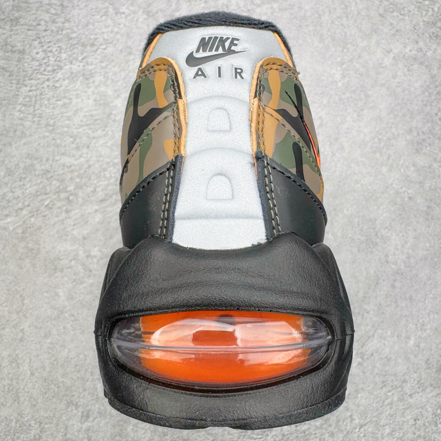 图片[8]-＃GX纯原 NK Air Max 95 复古减震气垫跑鞋 黑棕迷彩 HQ1973-001 经典重温 外单专供大厂出品 品质稳定 一百余色 终端操作 鞋款设计灵感源于人体构造 中底设计基于人体的脊柱构造 是整体设计的核心 尼龙孔眼代表了肋骨 而分层式面板和网眼象征着肌肉纤维和肉体组织 Air Max 95采用了两个独立的吹塑成型的Air-Sole单元 并首次在前掌使用可视化气垫设计 Swoosh logo夜当作一个 点符号放在了鞋子的后帮位置 20年的发展让 AIR MAX 95有了不同的故事 20年后再度面向世人的时候 焕然一新的面貌 让人有了另外一种清新脱俗的感觉 尺码：40 40.5 41 42 42.5 43 44 44.5 45 45.5 46 47.5 48.5-选品中心