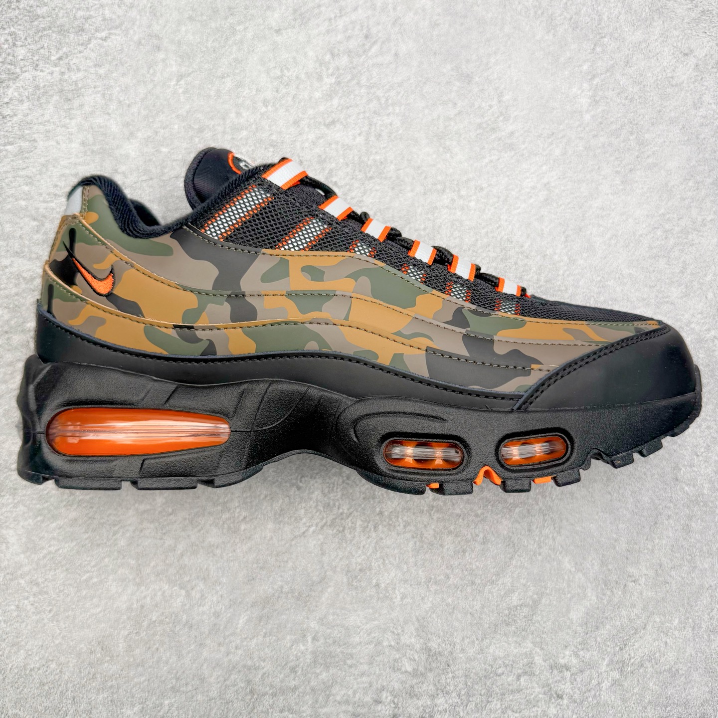 ＃GX纯原 NK Air Max 95 复古减震气垫跑鞋 黑棕迷彩 HQ1973-001 经典重温 外单专供大厂出品 品质稳定 一百余色 终端操作 鞋款设计灵感源于人体构造 中底设计基于人体的脊柱构造 是整体设计的核心 尼龙孔眼代表了肋骨 而分层式面板和网眼象征着肌肉纤维和肉体组织 Air Max 95采用了两个独立的吹塑成型的Air-Sole单元 并首次在前掌使用可视化气垫设计 Swoosh logo夜当作一个 点符号放在了鞋子的后帮位置 20年的发展让 AIR MAX 95有了不同的故事 20年后再度面向世人的时候 焕然一新的面貌 让人有了另外一种清新脱俗的感觉 尺码：40 40.5 41 42 42.5 43 44 44.5 45 45.5 46 47.5 48.5-选品中心