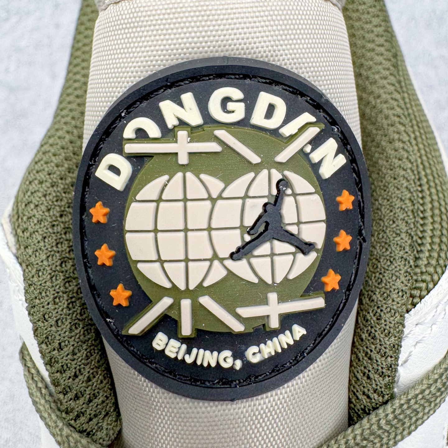 图片[10]-＃KZ神版 Air Jordan Legacy AJ312 复古篮球鞋 IB8856-121 市场最强独一档产物 全套原纸板楦头开发 原厂大底磨具加持立体防滑纹理 原档数据后跟TPU子母扣魔术贴 原装可视Air Sole气垫 原汁原味最完美的312代版型 唯一正确鞋头趴度弧度高度鞋身腰线 进口港宝加持 后跟自然饱满 全鞋荧光划线卡点 追求极致完美 每一双都是工艺品 多重QC质检 超越公司货的品控标准 实实在在的免检产品 鞋身采用了皮革材质打造 横跨鞋面的魔术贴十分吸睛 侧面的Swoosh Logo的一部分被鞋面遮挡了一部分 颇具玩味 魔术贴上标有NK标识 而鞋舌上是Jordan的经典红色飞翼Logo 后跟和鞋底均采用了AJ3的设计 后跟上同样也使用了经典的爆裂纹图案 尺码：36 36.5 37.5 38 38.5 39 40 40.5 41 42 42.5 43 44 44.5 45 46 47.5-选品中心