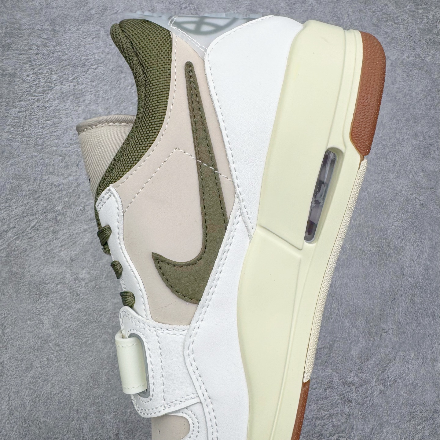 图片[7]-＃KZ神版 Air Jordan Legacy AJ312 复古篮球鞋 IB8856-121 市场最强独一档产物 全套原纸板楦头开发 原厂大底磨具加持立体防滑纹理 原档数据后跟TPU子母扣魔术贴 原装可视Air Sole气垫 原汁原味最完美的312代版型 唯一正确鞋头趴度弧度高度鞋身腰线 进口港宝加持 后跟自然饱满 全鞋荧光划线卡点 追求极致完美 每一双都是工艺品 多重QC质检 超越公司货的品控标准 实实在在的免检产品 鞋身采用了皮革材质打造 横跨鞋面的魔术贴十分吸睛 侧面的Swoosh Logo的一部分被鞋面遮挡了一部分 颇具玩味 魔术贴上标有NK标识 而鞋舌上是Jordan的经典红色飞翼Logo 后跟和鞋底均采用了AJ3的设计 后跟上同样也使用了经典的爆裂纹图案 尺码：36 36.5 37.5 38 38.5 39 40 40.5 41 42 42.5 43 44 44.5 45 46 47.5-选品中心