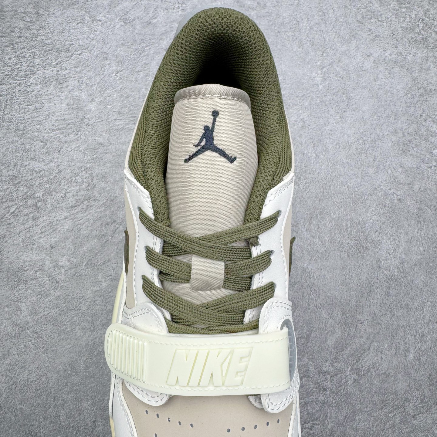 图片[5]-＃KZ神版 Air Jordan Legacy AJ312 复古篮球鞋 IB8856-121 市场最强独一档产物 全套原纸板楦头开发 原厂大底磨具加持立体防滑纹理 原档数据后跟TPU子母扣魔术贴 原装可视Air Sole气垫 原汁原味最完美的312代版型 唯一正确鞋头趴度弧度高度鞋身腰线 进口港宝加持 后跟自然饱满 全鞋荧光划线卡点 追求极致完美 每一双都是工艺品 多重QC质检 超越公司货的品控标准 实实在在的免检产品 鞋身采用了皮革材质打造 横跨鞋面的魔术贴十分吸睛 侧面的Swoosh Logo的一部分被鞋面遮挡了一部分 颇具玩味 魔术贴上标有NK标识 而鞋舌上是Jordan的经典红色飞翼Logo 后跟和鞋底均采用了AJ3的设计 后跟上同样也使用了经典的爆裂纹图案 尺码：36 36.5 37.5 38 38.5 39 40 40.5 41 42 42.5 43 44 44.5 45 46 47.5-选品中心