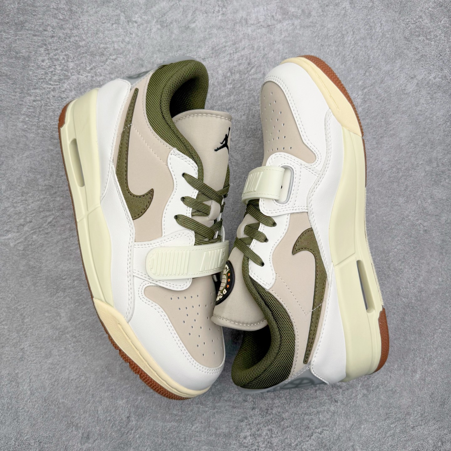 图片[3]-＃KZ神版 Air Jordan Legacy AJ312 复古篮球鞋 IB8856-121 市场最强独一档产物 全套原纸板楦头开发 原厂大底磨具加持立体防滑纹理 原档数据后跟TPU子母扣魔术贴 原装可视Air Sole气垫 原汁原味最完美的312代版型 唯一正确鞋头趴度弧度高度鞋身腰线 进口港宝加持 后跟自然饱满 全鞋荧光划线卡点 追求极致完美 每一双都是工艺品 多重QC质检 超越公司货的品控标准 实实在在的免检产品 鞋身采用了皮革材质打造 横跨鞋面的魔术贴十分吸睛 侧面的Swoosh Logo的一部分被鞋面遮挡了一部分 颇具玩味 魔术贴上标有NK标识 而鞋舌上是Jordan的经典红色飞翼Logo 后跟和鞋底均采用了AJ3的设计 后跟上同样也使用了经典的爆裂纹图案 尺码：36 36.5 37.5 38 38.5 39 40 40.5 41 42 42.5 43 44 44.5 45 46 47.5-选品中心