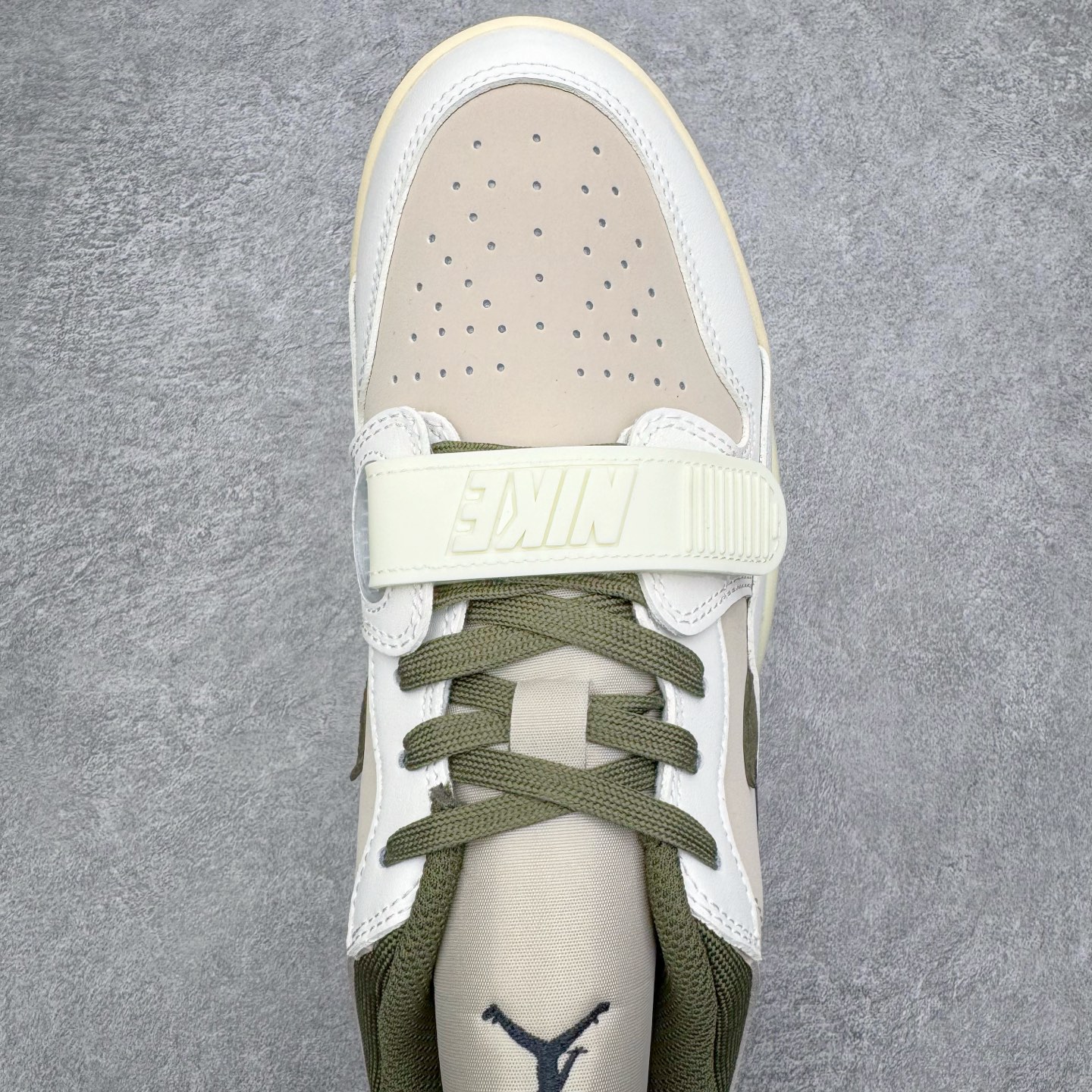 图片[4]-＃KZ神版 Air Jordan Legacy AJ312 复古篮球鞋 IB8856-121 市场最强独一档产物 全套原纸板楦头开发 原厂大底磨具加持立体防滑纹理 原档数据后跟TPU子母扣魔术贴 原装可视Air Sole气垫 原汁原味最完美的312代版型 唯一正确鞋头趴度弧度高度鞋身腰线 进口港宝加持 后跟自然饱满 全鞋荧光划线卡点 追求极致完美 每一双都是工艺品 多重QC质检 超越公司货的品控标准 实实在在的免检产品 鞋身采用了皮革材质打造 横跨鞋面的魔术贴十分吸睛 侧面的Swoosh Logo的一部分被鞋面遮挡了一部分 颇具玩味 魔术贴上标有NK标识 而鞋舌上是Jordan的经典红色飞翼Logo 后跟和鞋底均采用了AJ3的设计 后跟上同样也使用了经典的爆裂纹图案 尺码：36 36.5 37.5 38 38.5 39 40 40.5 41 42 42.5 43 44 44.5 45 46 47.5-选品中心