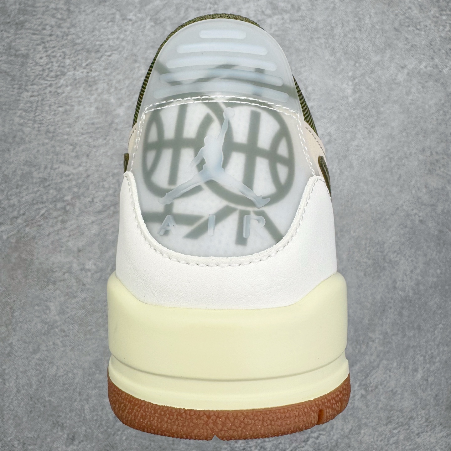 图片[8]-＃KZ神版 Air Jordan Legacy AJ312 复古篮球鞋 IB8856-121 市场最强独一档产物 全套原纸板楦头开发 原厂大底磨具加持立体防滑纹理 原档数据后跟TPU子母扣魔术贴 原装可视Air Sole气垫 原汁原味最完美的312代版型 唯一正确鞋头趴度弧度高度鞋身腰线 进口港宝加持 后跟自然饱满 全鞋荧光划线卡点 追求极致完美 每一双都是工艺品 多重QC质检 超越公司货的品控标准 实实在在的免检产品 鞋身采用了皮革材质打造 横跨鞋面的魔术贴十分吸睛 侧面的Swoosh Logo的一部分被鞋面遮挡了一部分 颇具玩味 魔术贴上标有NK标识 而鞋舌上是Jordan的经典红色飞翼Logo 后跟和鞋底均采用了AJ3的设计 后跟上同样也使用了经典的爆裂纹图案 尺码：36 36.5 37.5 38 38.5 39 40 40.5 41 42 42.5 43 44 44.5 45 46 47.5-选品中心