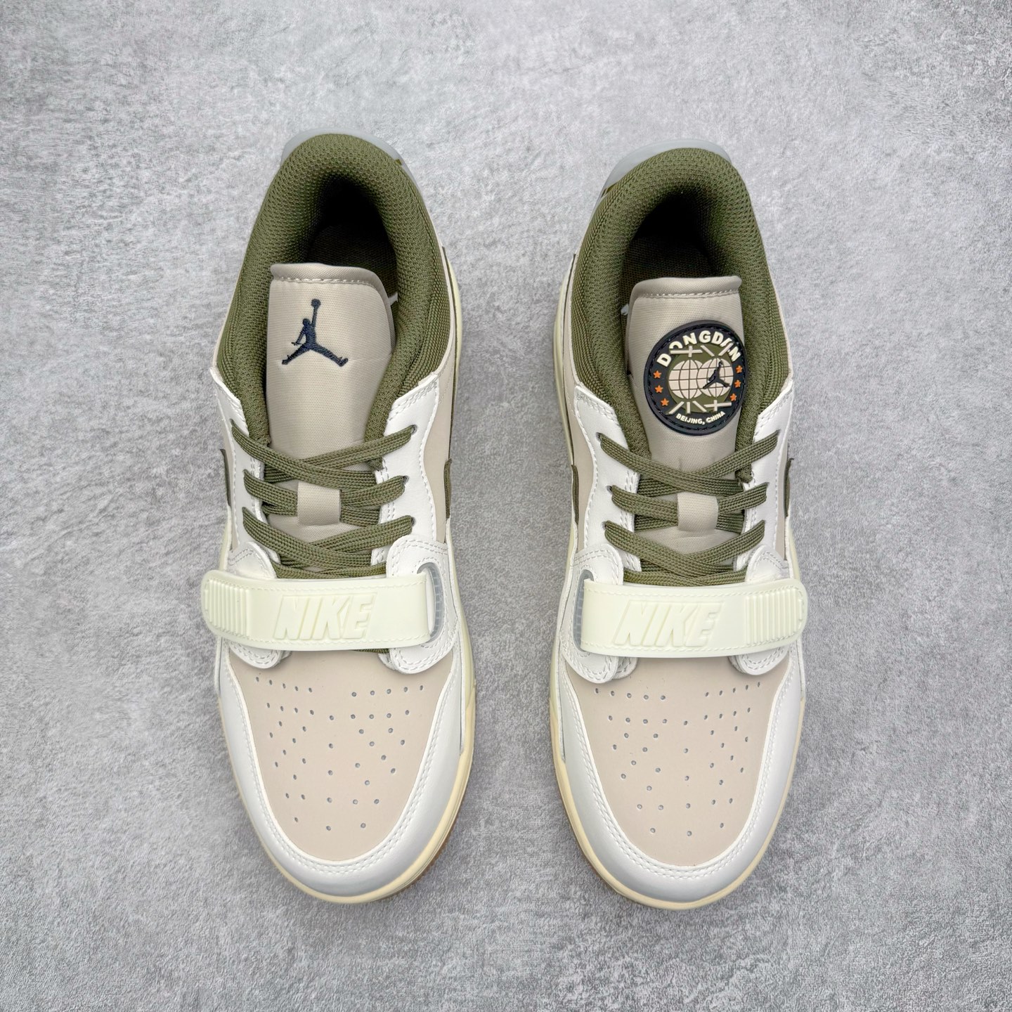 图片[2]-＃KZ神版 Air Jordan Legacy AJ312 复古篮球鞋 IB8856-121 市场最强独一档产物 全套原纸板楦头开发 原厂大底磨具加持立体防滑纹理 原档数据后跟TPU子母扣魔术贴 原装可视Air Sole气垫 原汁原味最完美的312代版型 唯一正确鞋头趴度弧度高度鞋身腰线 进口港宝加持 后跟自然饱满 全鞋荧光划线卡点 追求极致完美 每一双都是工艺品 多重QC质检 超越公司货的品控标准 实实在在的免检产品 鞋身采用了皮革材质打造 横跨鞋面的魔术贴十分吸睛 侧面的Swoosh Logo的一部分被鞋面遮挡了一部分 颇具玩味 魔术贴上标有NK标识 而鞋舌上是Jordan的经典红色飞翼Logo 后跟和鞋底均采用了AJ3的设计 后跟上同样也使用了经典的爆裂纹图案 尺码：36 36.5 37.5 38 38.5 39 40 40.5 41 42 42.5 43 44 44.5 45 46 47.5-选品中心