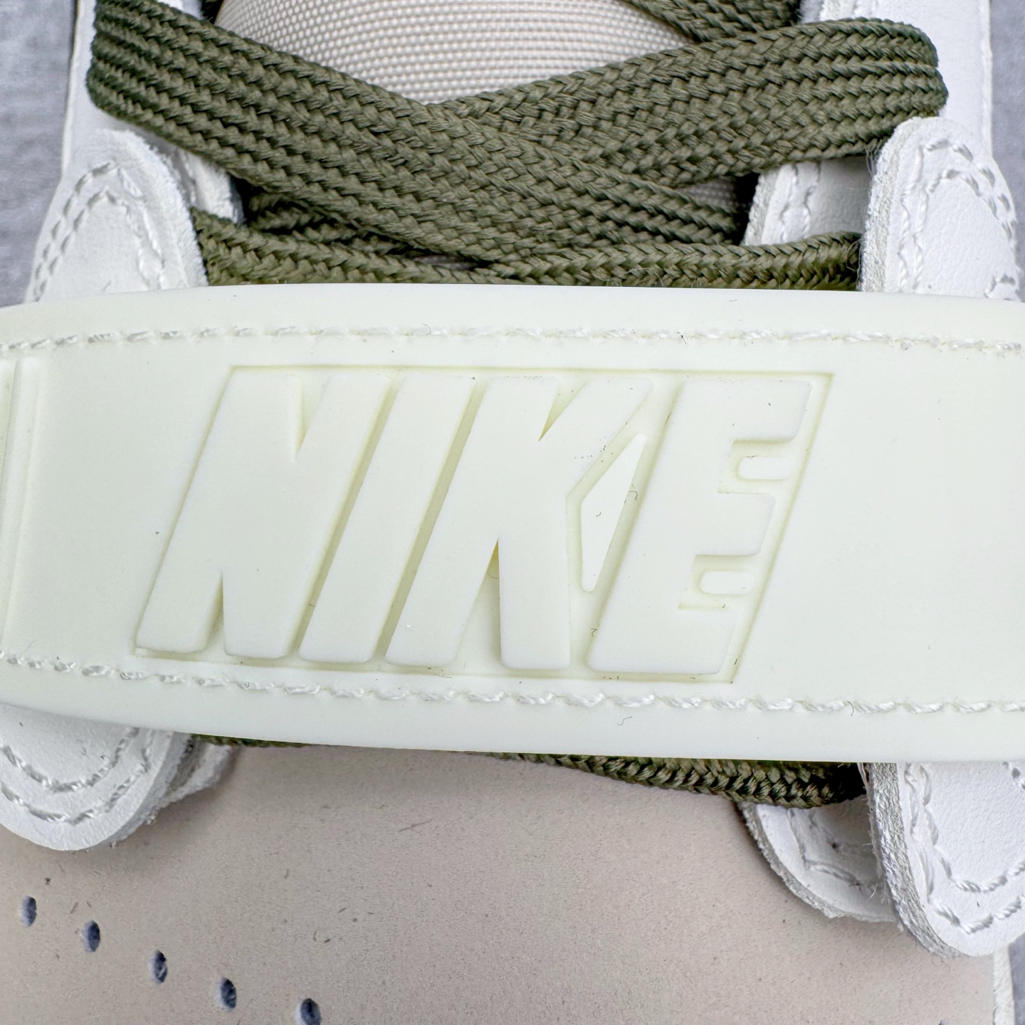 图片[15]-＃KZ神版 Air Jordan Legacy AJ312 复古篮球鞋 IB8856-121 市场最强独一档产物 全套原纸板楦头开发 原厂大底磨具加持立体防滑纹理 原档数据后跟TPU子母扣魔术贴 原装可视Air Sole气垫 原汁原味最完美的312代版型 唯一正确鞋头趴度弧度高度鞋身腰线 进口港宝加持 后跟自然饱满 全鞋荧光划线卡点 追求极致完美 每一双都是工艺品 多重QC质检 超越公司货的品控标准 实实在在的免检产品 鞋身采用了皮革材质打造 横跨鞋面的魔术贴十分吸睛 侧面的Swoosh Logo的一部分被鞋面遮挡了一部分 颇具玩味 魔术贴上标有NK标识 而鞋舌上是Jordan的经典红色飞翼Logo 后跟和鞋底均采用了AJ3的设计 后跟上同样也使用了经典的爆裂纹图案 尺码：36 36.5 37.5 38 38.5 39 40 40.5 41 42 42.5 43 44 44.5 45 46 47.5-选品中心