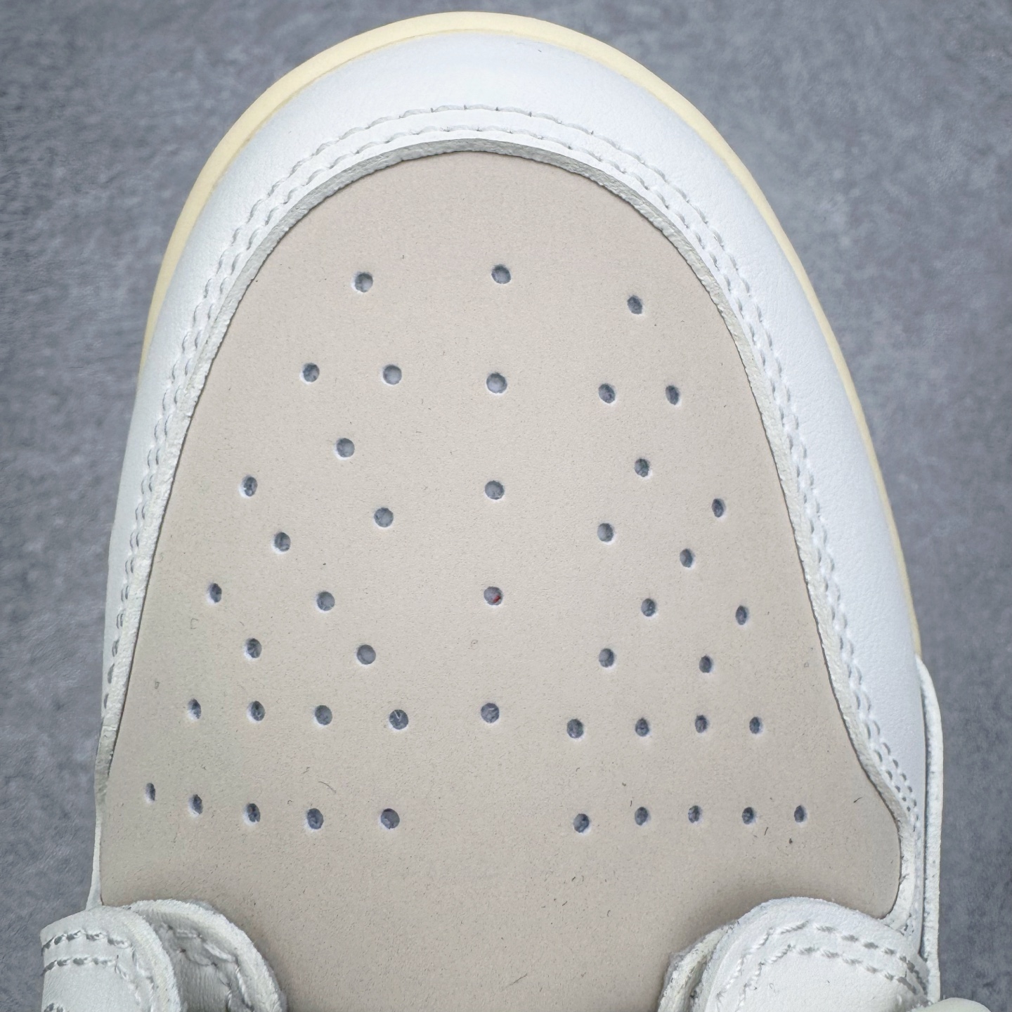 图片[16]-＃KZ神版 Air Jordan Legacy AJ312 复古篮球鞋 IB8856-121 市场最强独一档产物 全套原纸板楦头开发 原厂大底磨具加持立体防滑纹理 原档数据后跟TPU子母扣魔术贴 原装可视Air Sole气垫 原汁原味最完美的312代版型 唯一正确鞋头趴度弧度高度鞋身腰线 进口港宝加持 后跟自然饱满 全鞋荧光划线卡点 追求极致完美 每一双都是工艺品 多重QC质检 超越公司货的品控标准 实实在在的免检产品 鞋身采用了皮革材质打造 横跨鞋面的魔术贴十分吸睛 侧面的Swoosh Logo的一部分被鞋面遮挡了一部分 颇具玩味 魔术贴上标有NK标识 而鞋舌上是Jordan的经典红色飞翼Logo 后跟和鞋底均采用了AJ3的设计 后跟上同样也使用了经典的爆裂纹图案 尺码：36 36.5 37.5 38 38.5 39 40 40.5 41 42 42.5 43 44 44.5 45 46 47.5-选品中心